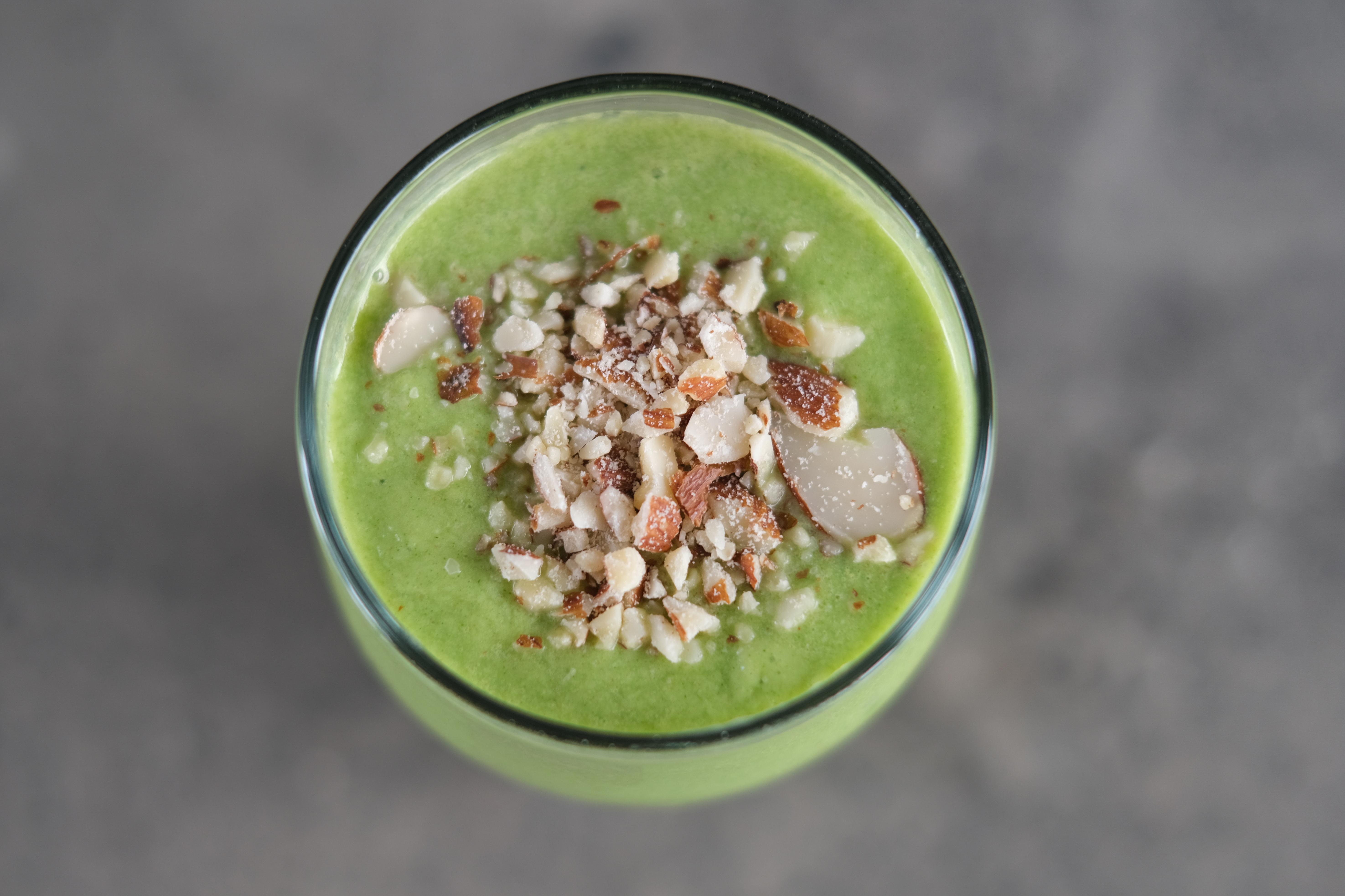 ontbijt met groenten smoothie avocado amandelmelk