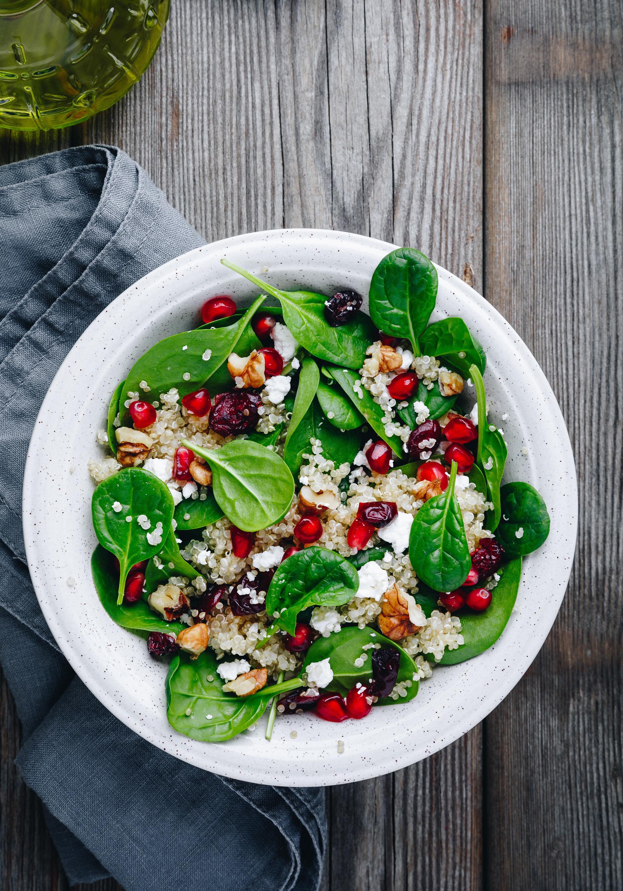 salad bowl quinoa granaatappel spinazie