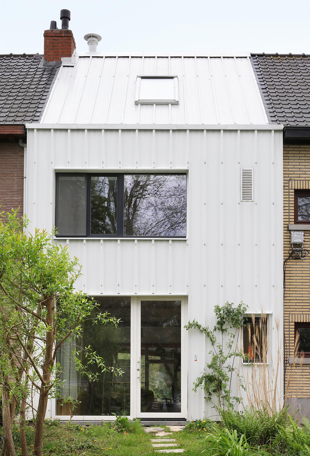 De woning valt op in het straatbeeld.