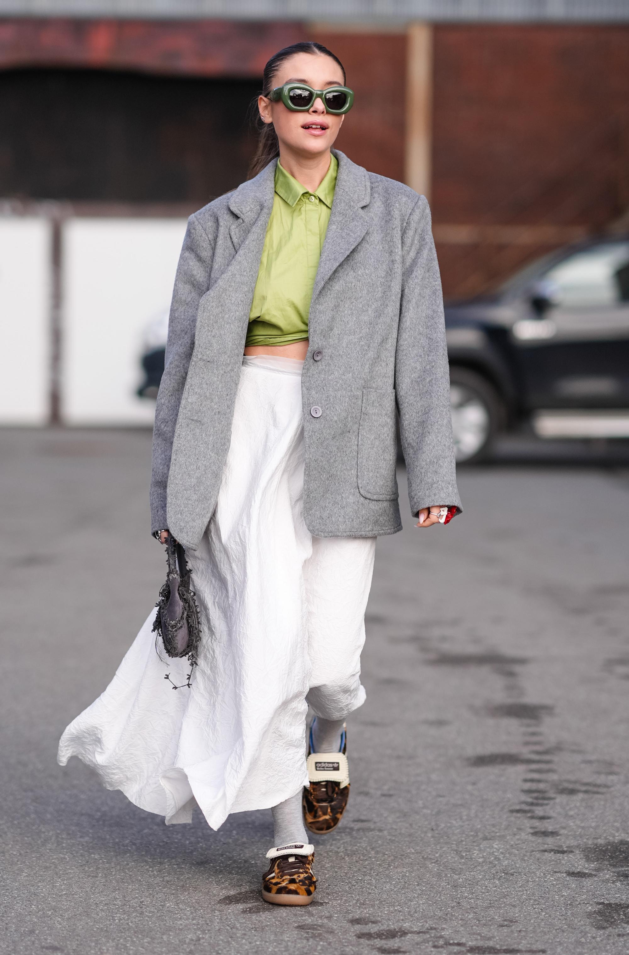 eenvoudige sneakers als perfecte schoenen voor onder een maxi-jurk