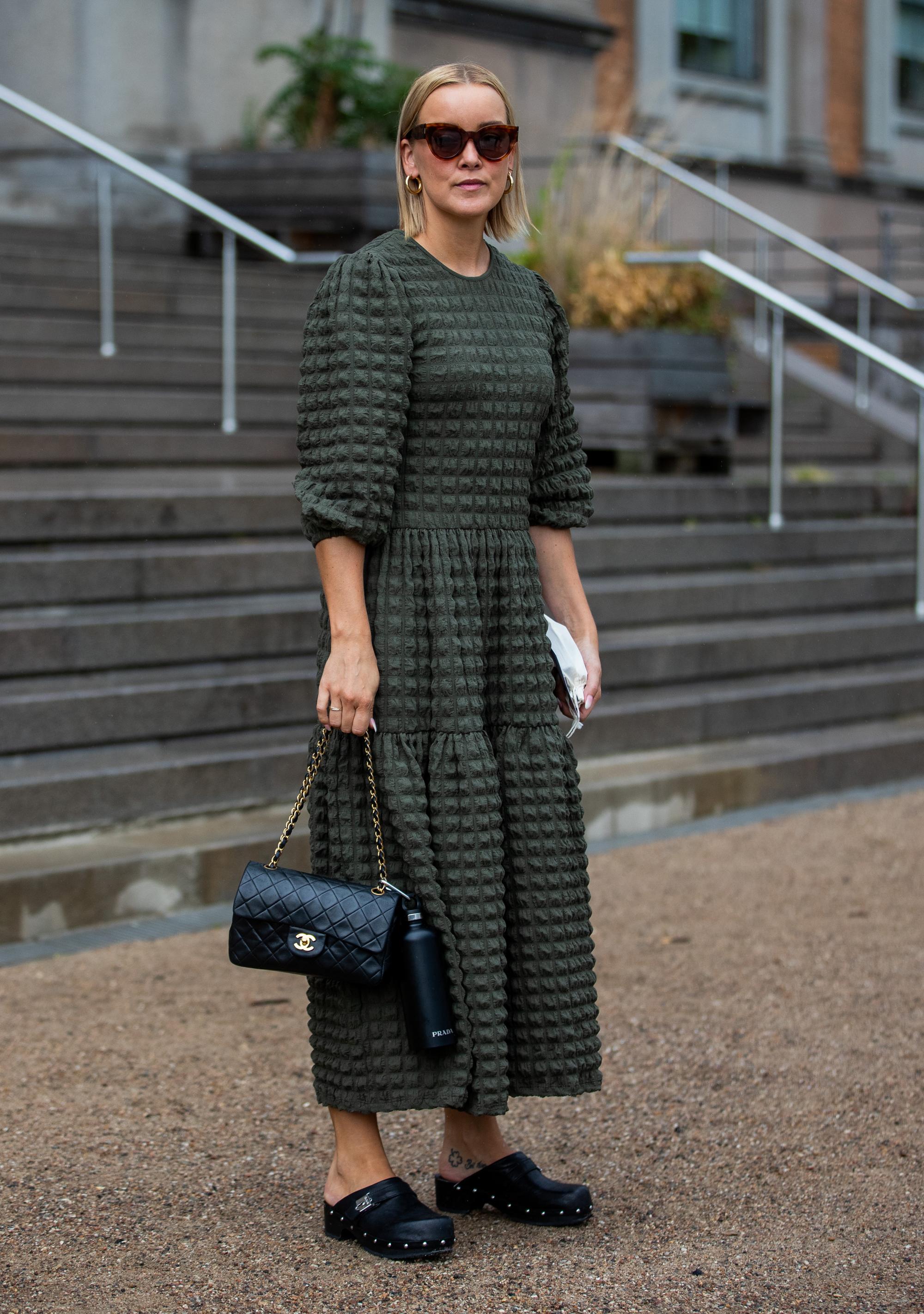clogs als perfecte schoenen onder een maxi-jurk