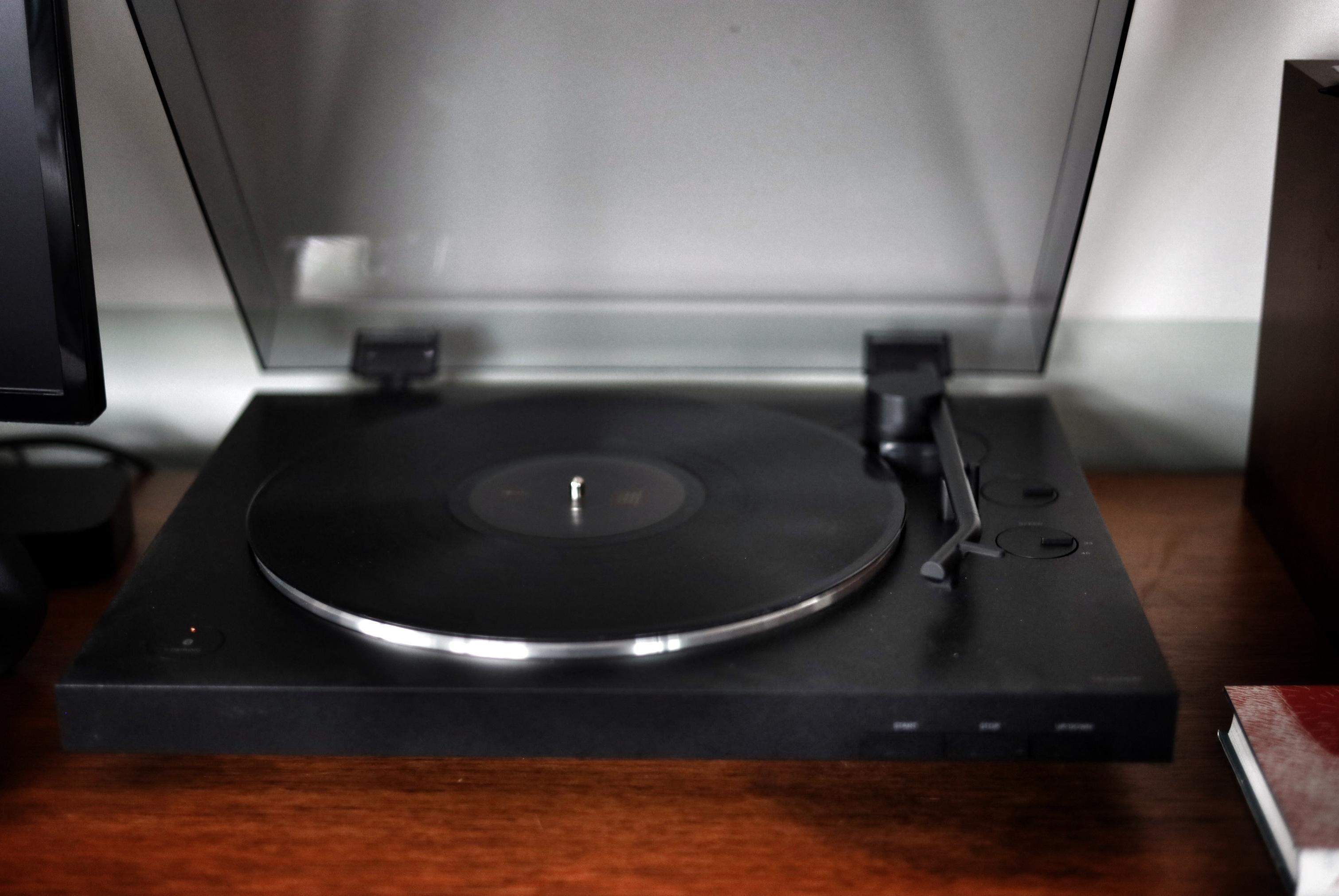 Automatische platenspeler op een houten kast in een woonkamer - koopgids beste platenspeler 2025