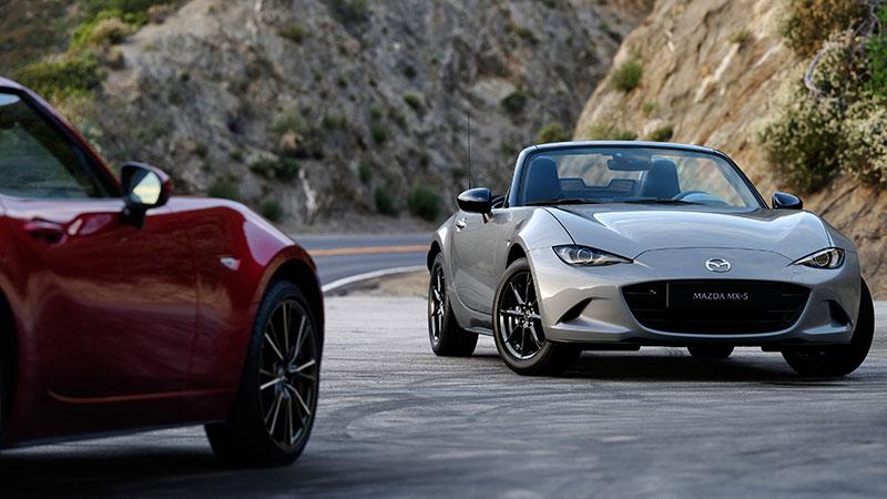 Verwacht van een auto van 3,9 meter geen zee van ruimte binnenin. De MX-5 voelt veeleer aan als een Italiaans maatpak.