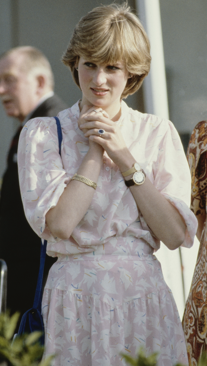 La première photo volée où l'on voit Diana porter deux montres: la sienne et celle de Charles - © Getty Images