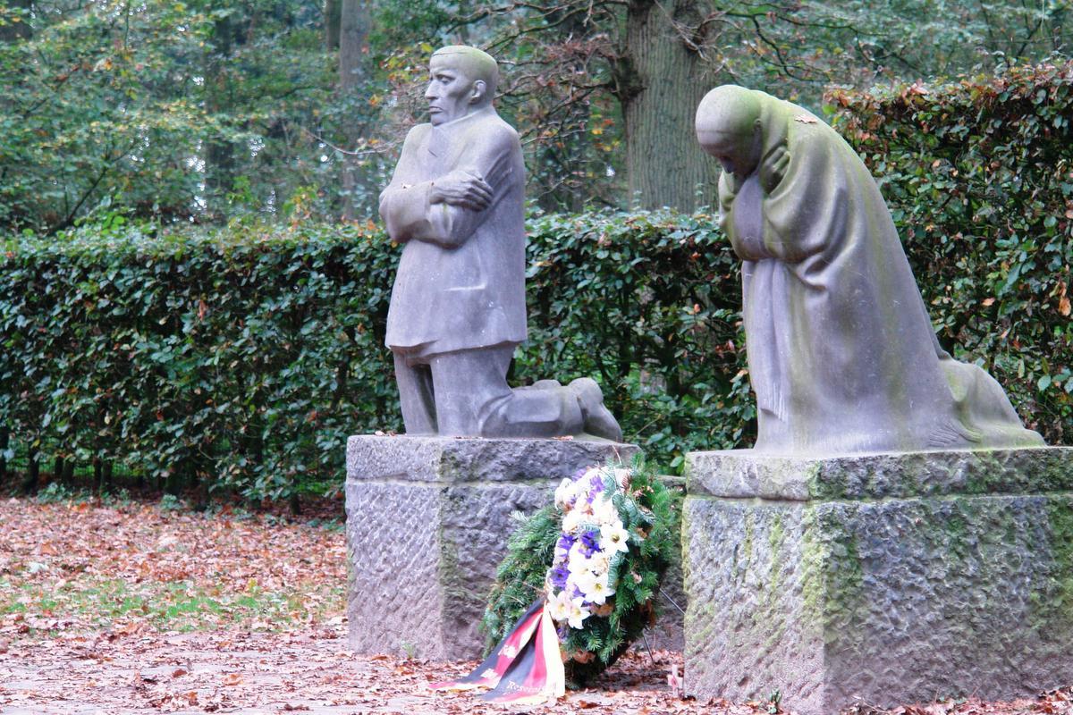 Diksmuide - Treurend Ouderpaar