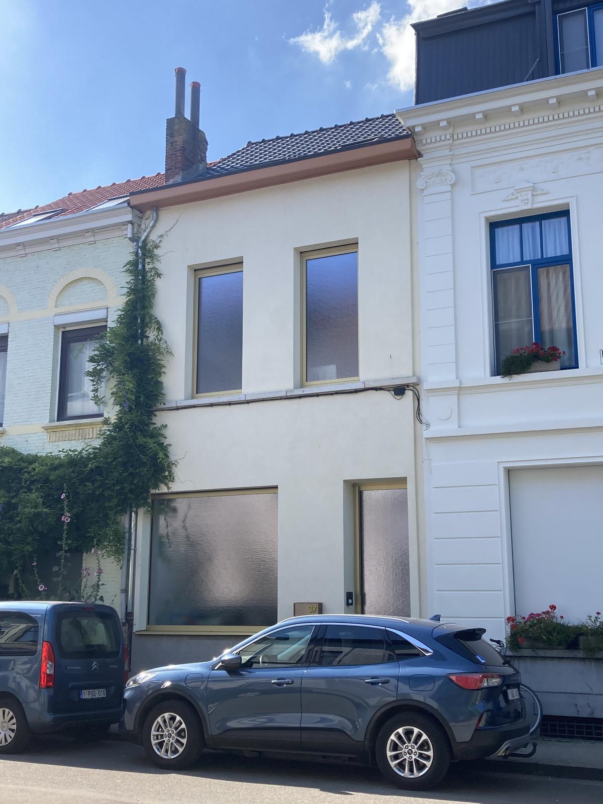 In de voorgevel pronkt goudkleurig aluminium schrijnwerk.