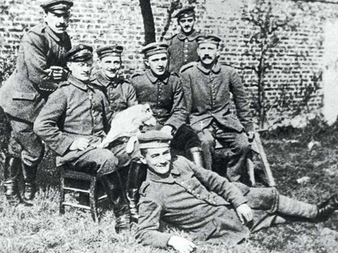 Foto van Adolf Hitler (uiterst rechts op de foto) tijdens een rustmoment met zijn strijdmakkers (Komen, 1915). © Belga