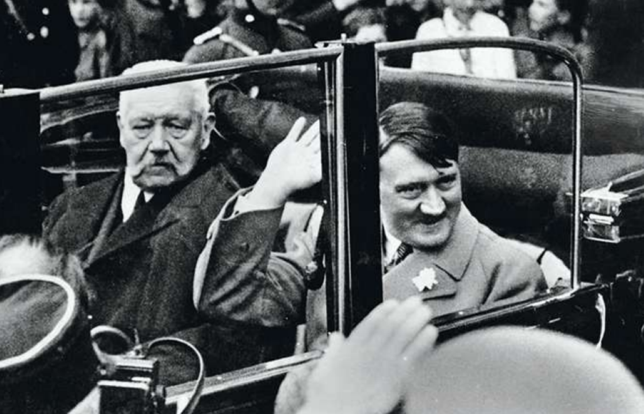 Foto van 1 mei 1933: president Paul Hindenburg en Hitler samen in de Lustgarten in Berlijn. Op 30 januari van dat jaar heeft de oude president Hitler benoemd tot bondskanselier. © Getty Images
