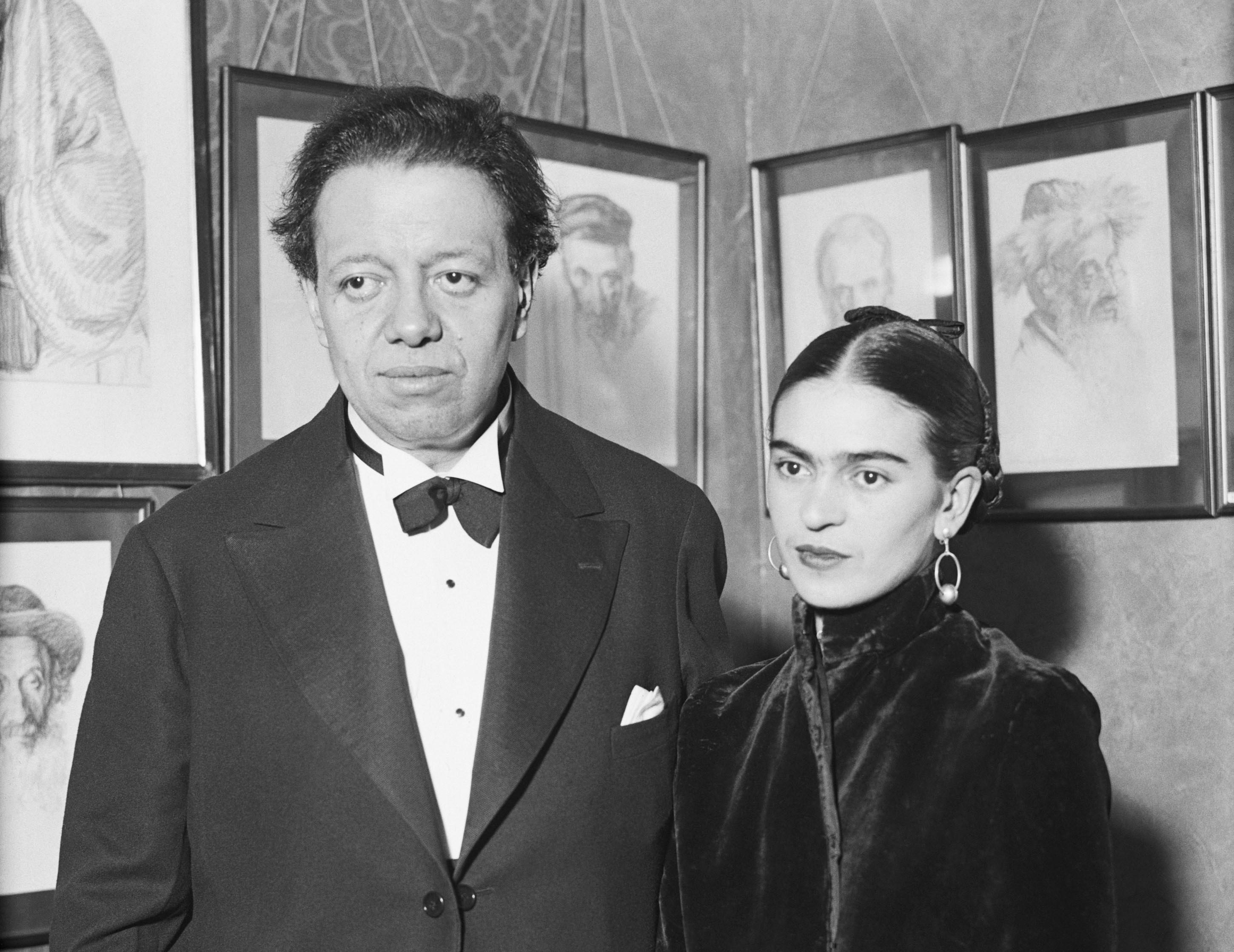 Foto waarop Frida Kahlo en haar man Diego Rivera te zien zijn, terwijl ze een expositie bezoeken van Joodse portrette door Lionel Reiss in New York. © Bettmann/ Getty Images
