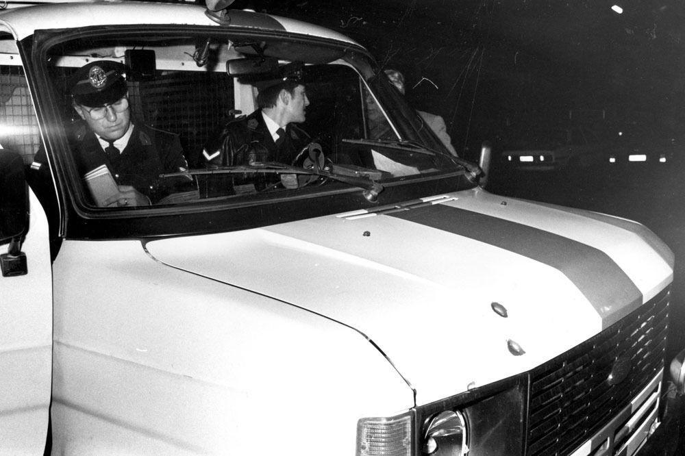 Politieagenten op de parking van de Delhaize in Aalst op 10 november 1985, in het onderzoek naar de Bende van Nijvel