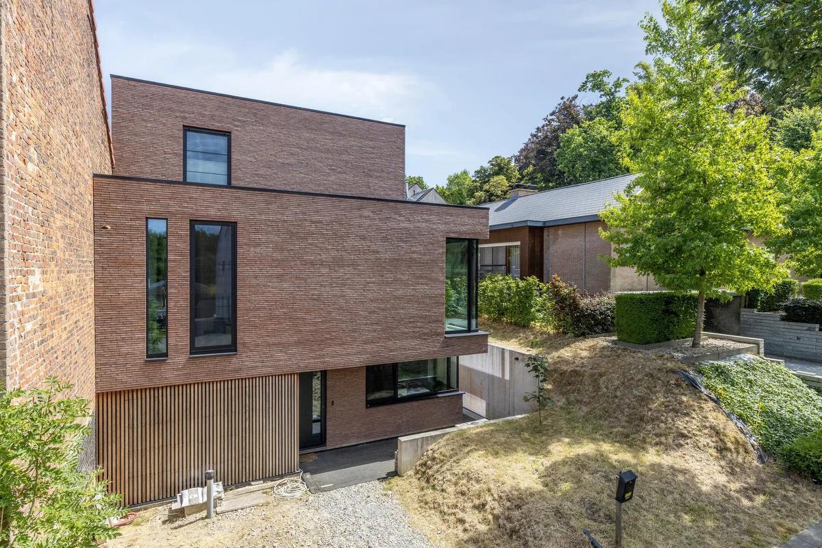 De woning is trapsgewijs opgebouwd.