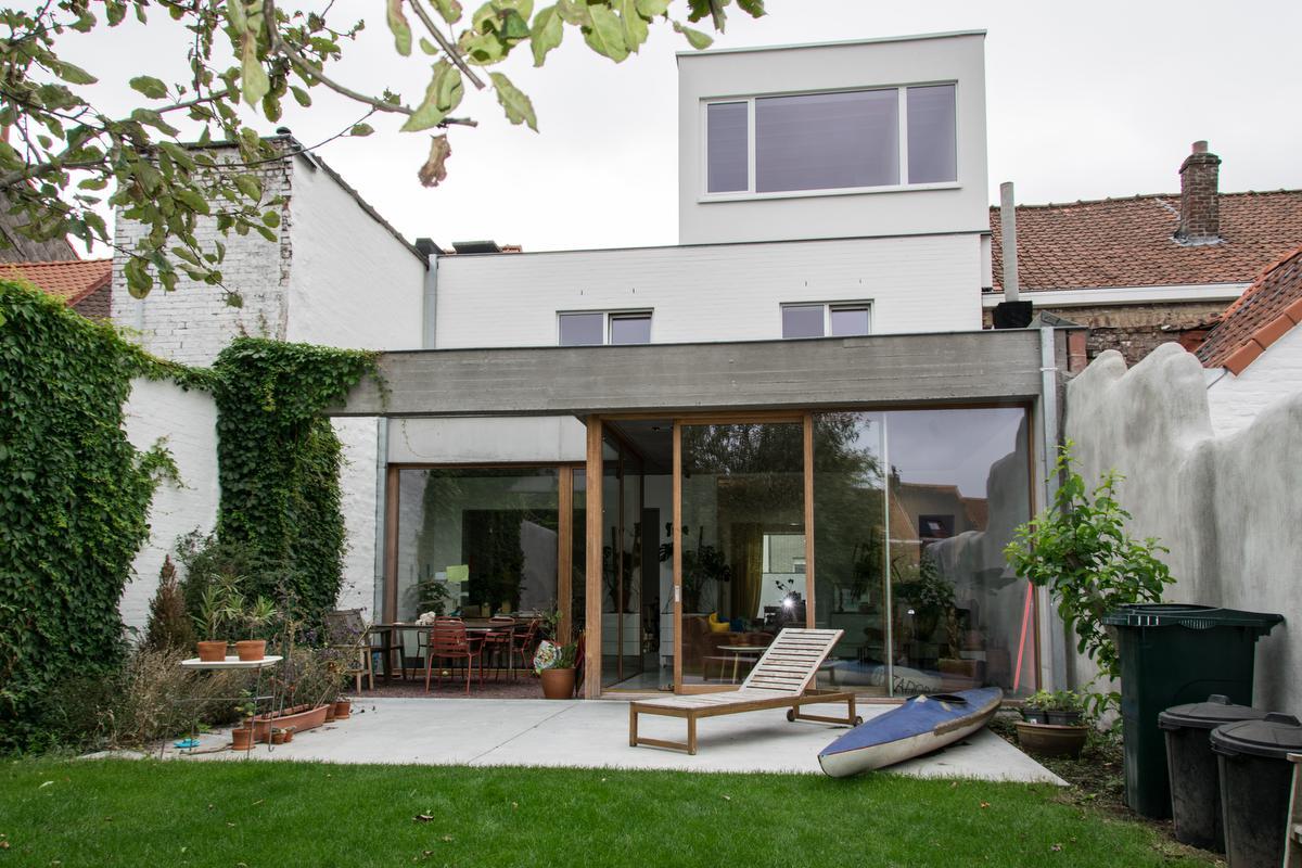 De plafondhoge ramen trekken veel licht naar binnen.