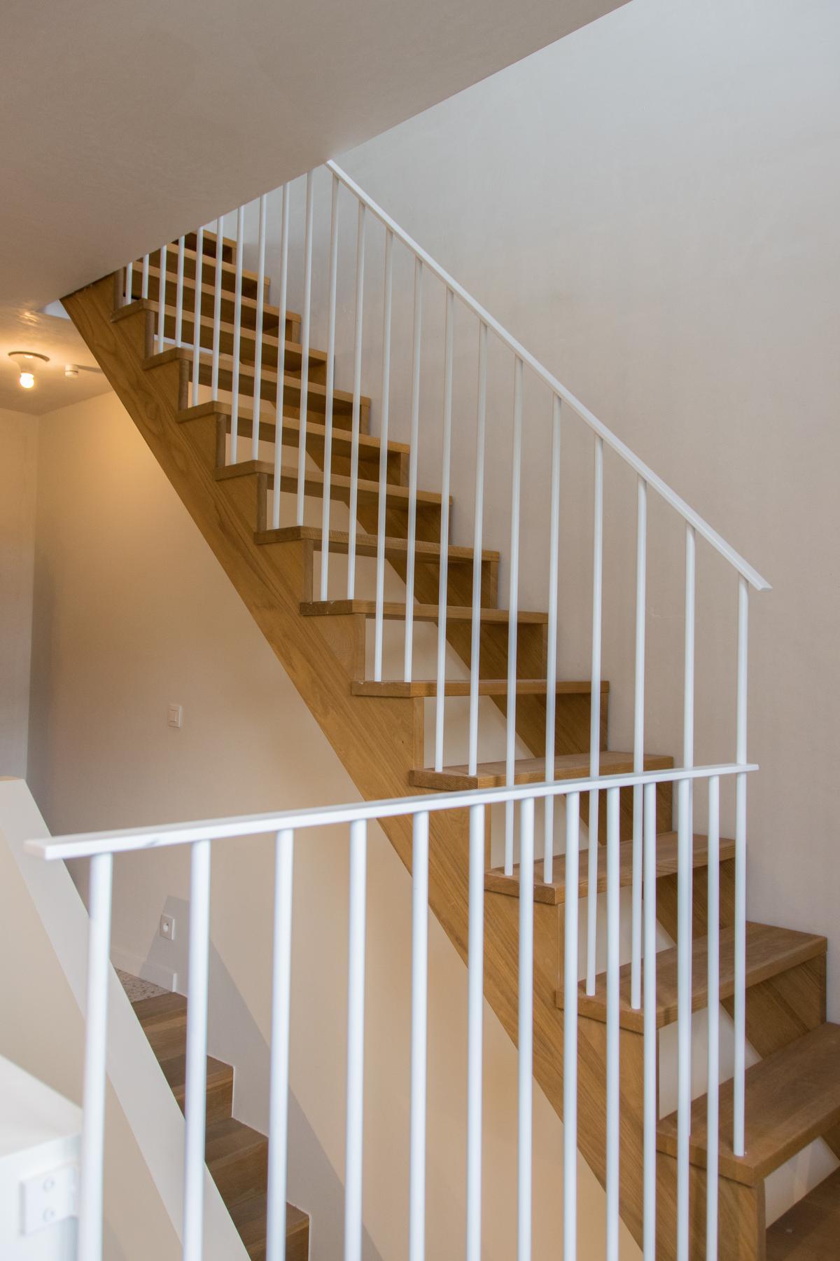 De open trappenhal vormt het centrale punt in huis.