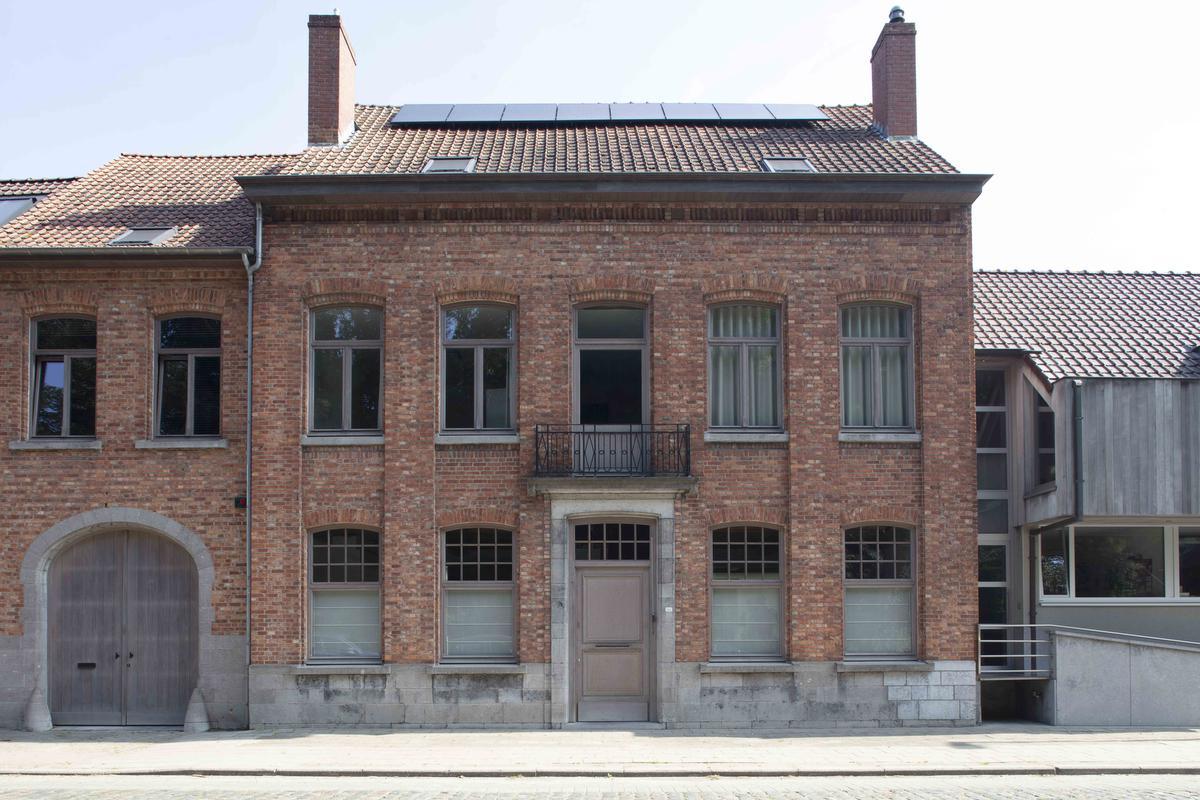 Het buitenschrijnwerk van de voorgevel werd eerder al vernieuwd.