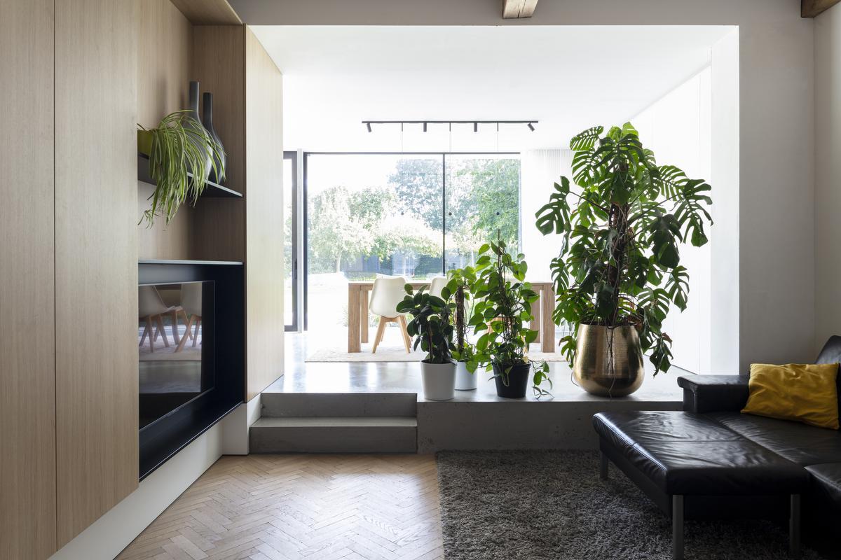 Door het hoogteverschil tussen de tuin en de straat kon een intieme zithoek gecreëerd worden.