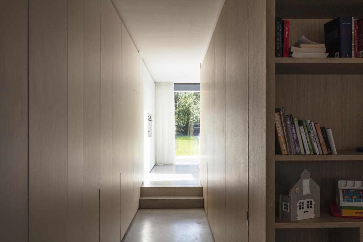 De verschillende ruimtes zijn ingericht rond een centrale kern in houtfineer.