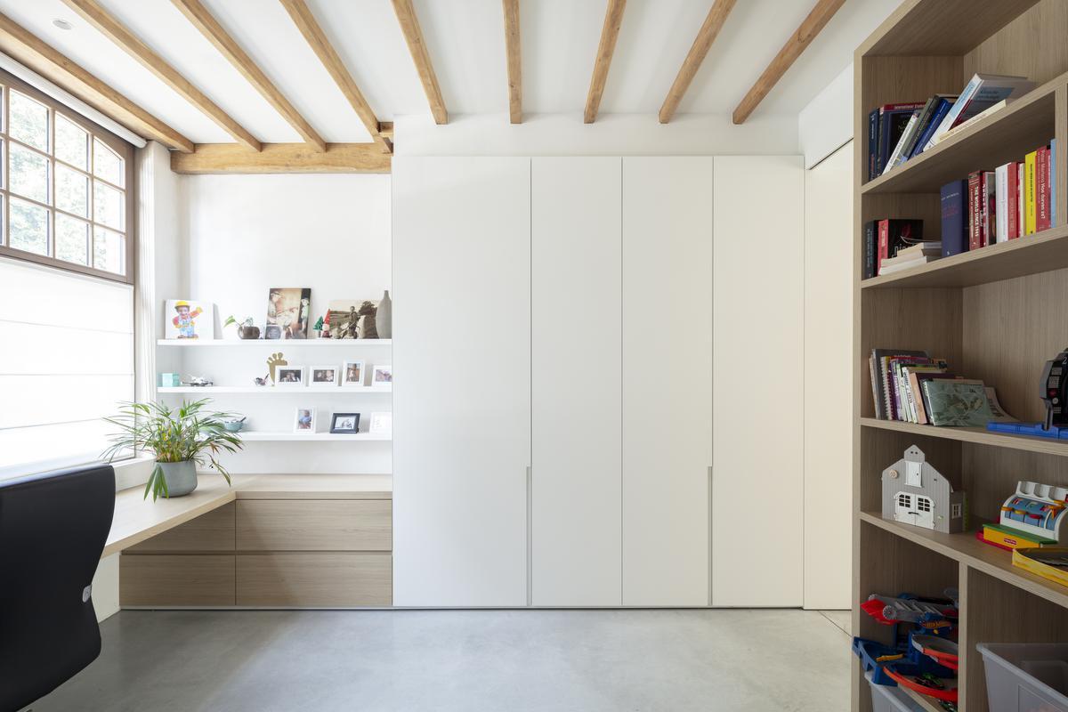 Ook de thuiswerkplek werd rond de houten kern gerealiseerd.