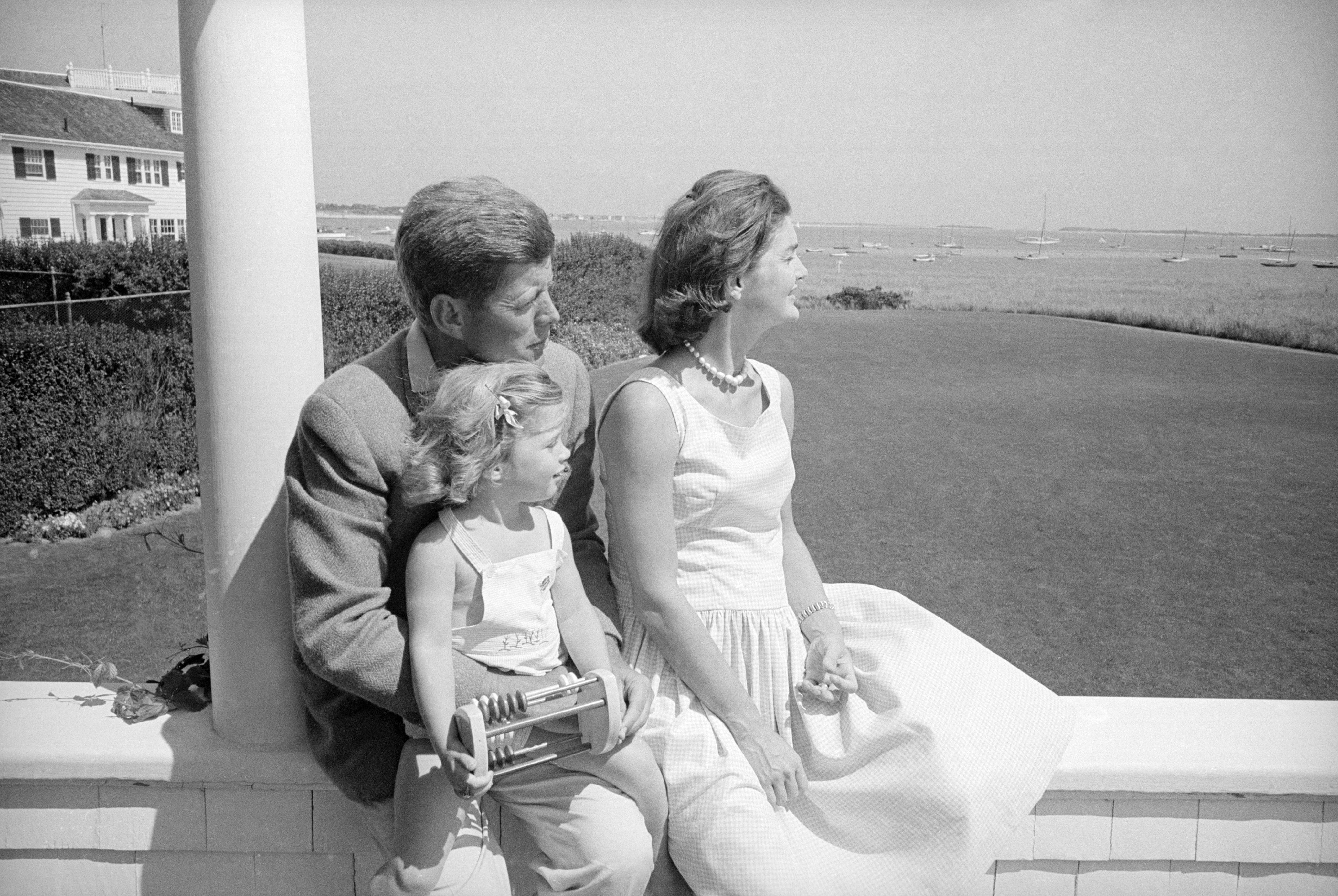 Foto van John F. Kennedy en zijn vrouw Jackie
