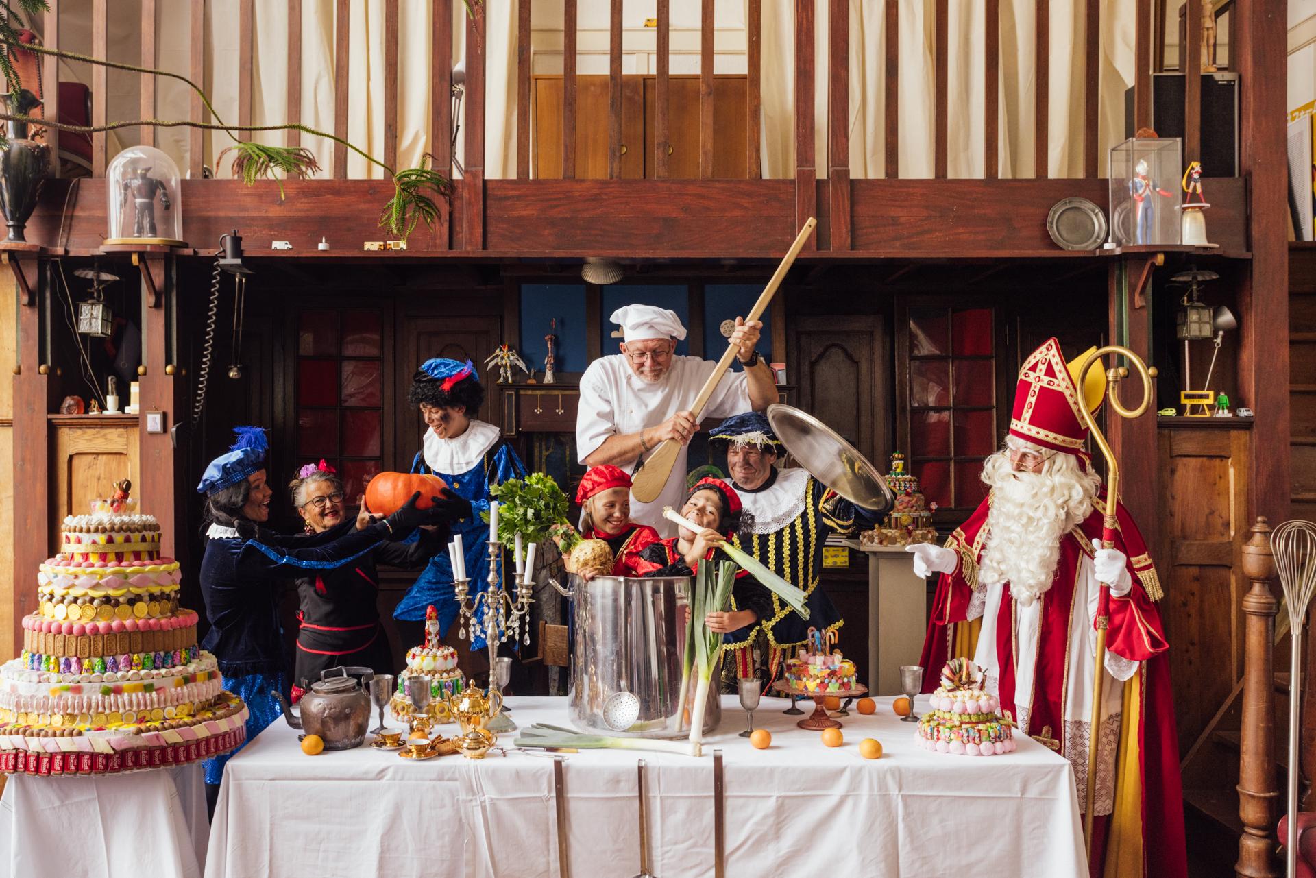 sint uitstapjes. Een foto van de Sint, de Pieten en de Conchita's in het Huis van Sinterklaas in Hasselt.