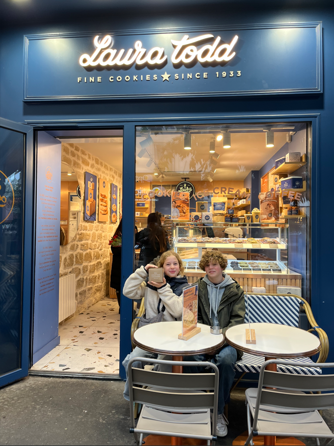 Een foto van de kinderen van Libelle-redactrice Annelies in koekjeswinkel Laura Todd in Parijs.