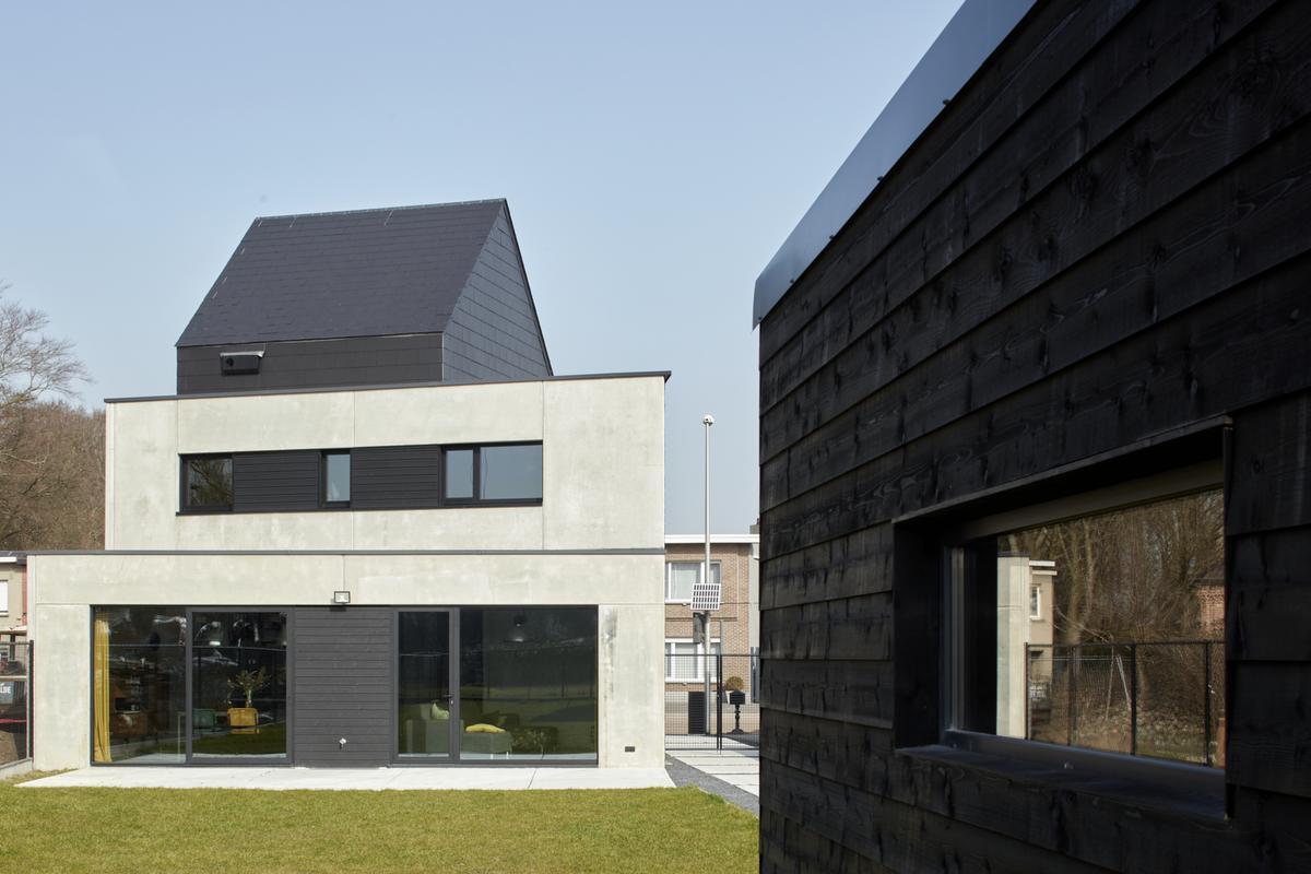 De combinatie van zichtbeton en zwart hout zorgt voor een unieke sfeer.