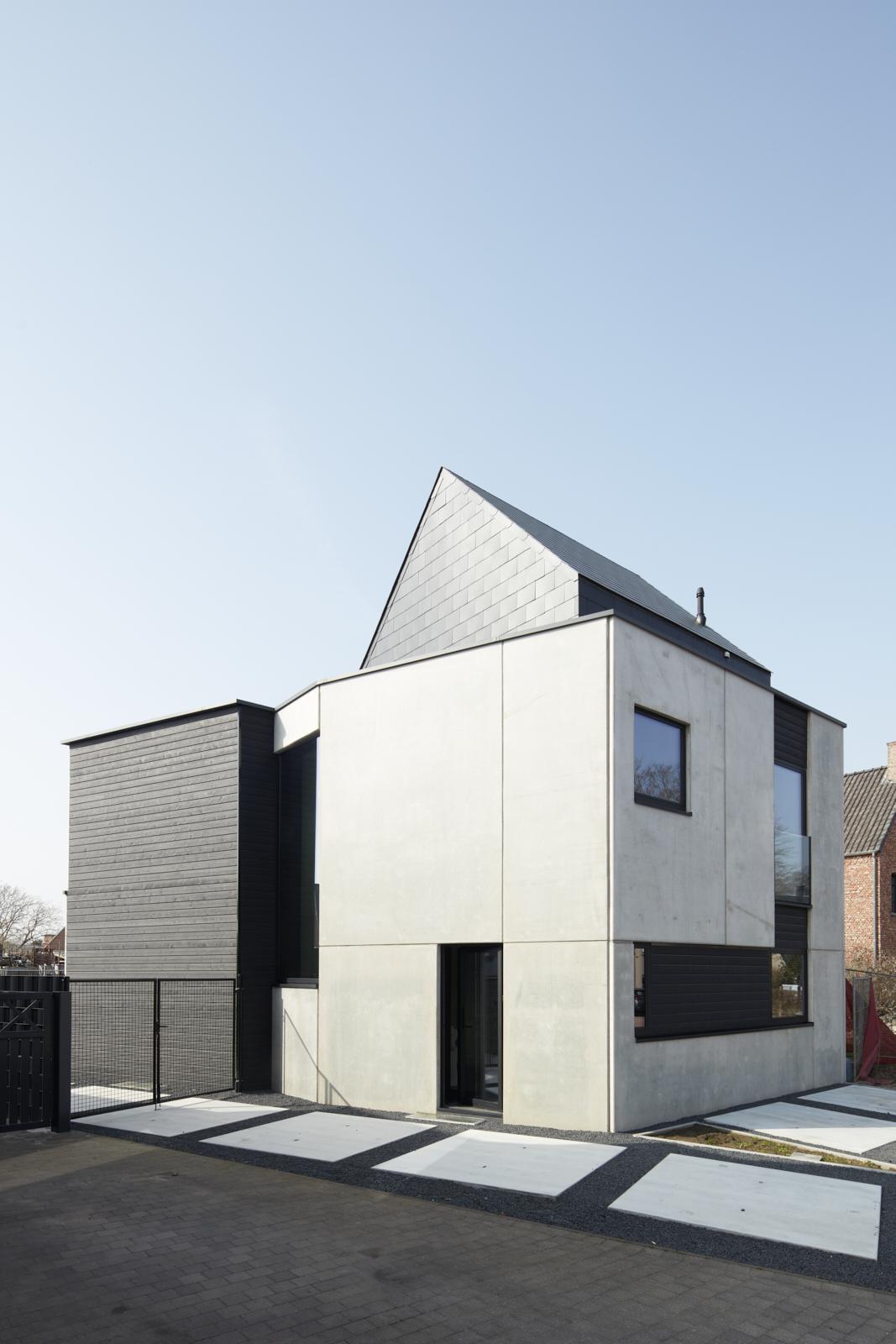 De toegang tot de woning werd bewust aan de zijkant voorzien.