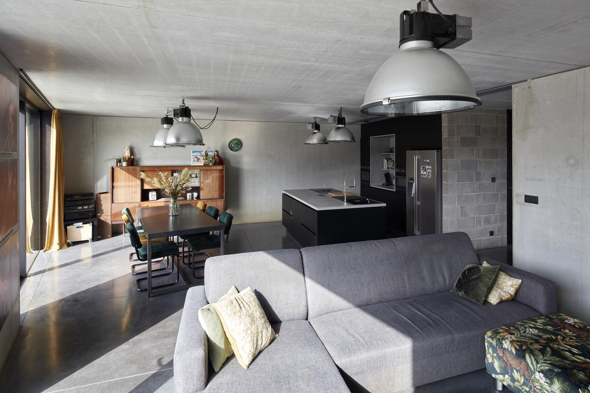 Het interieur baadt in een industriële, warme sfeer.