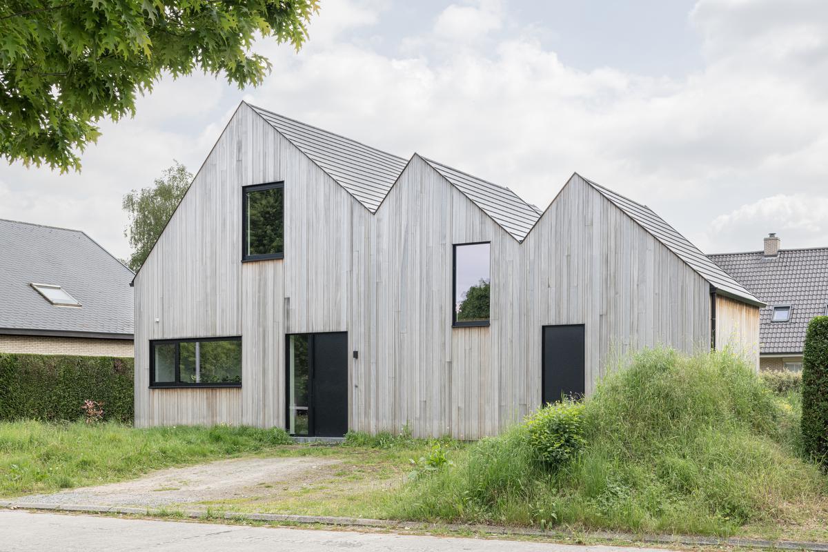 De woning kreeg een hoeve-allure mee.