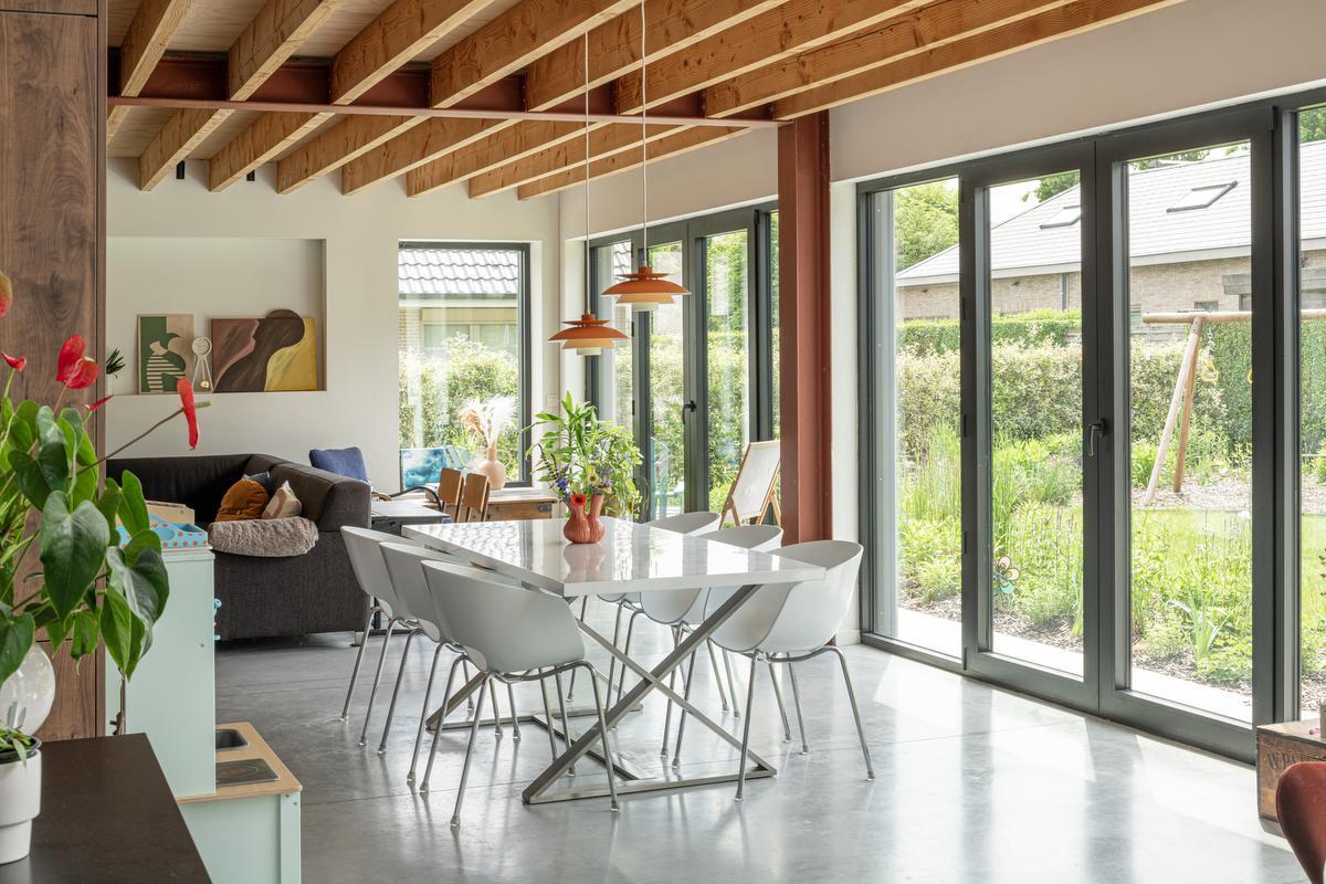 De vele glaspartijen vallen op.