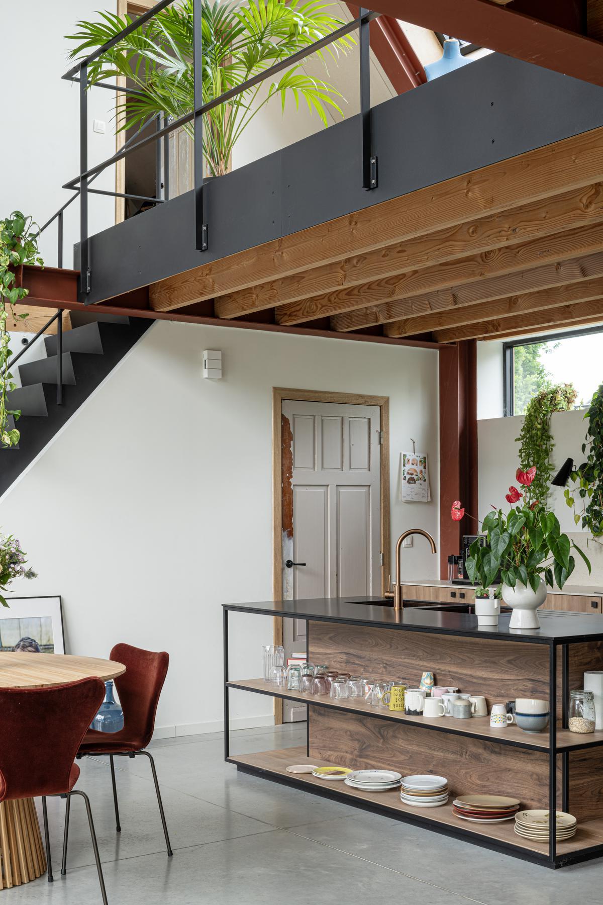 Sommige materialen werden ook hergebruikt zoals bijvoorbeeld een oude deur.