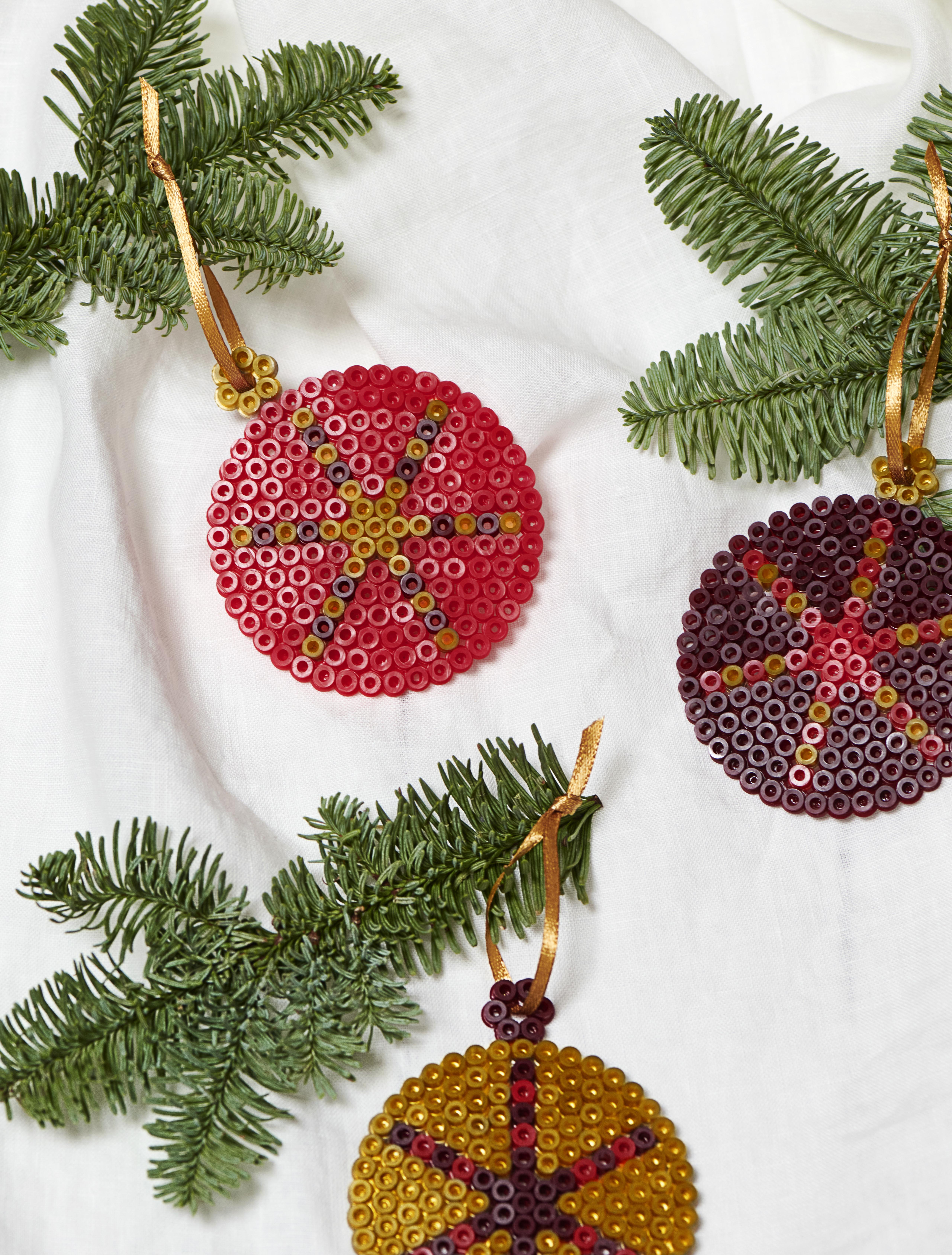 Zelf kerstversiering maken met strijkparels