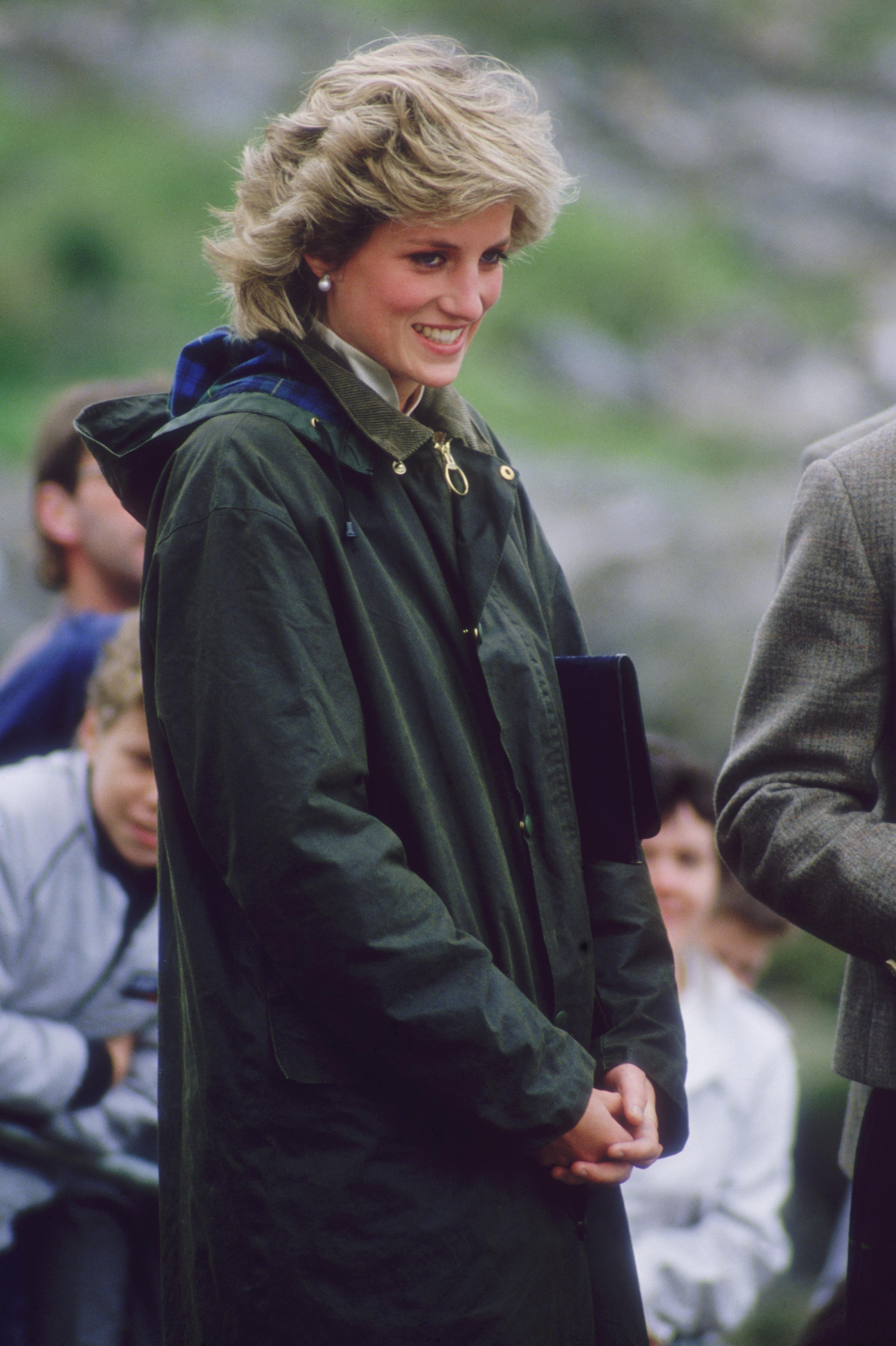 Prinses Diana draagt een gewaxte jas van Barbour.