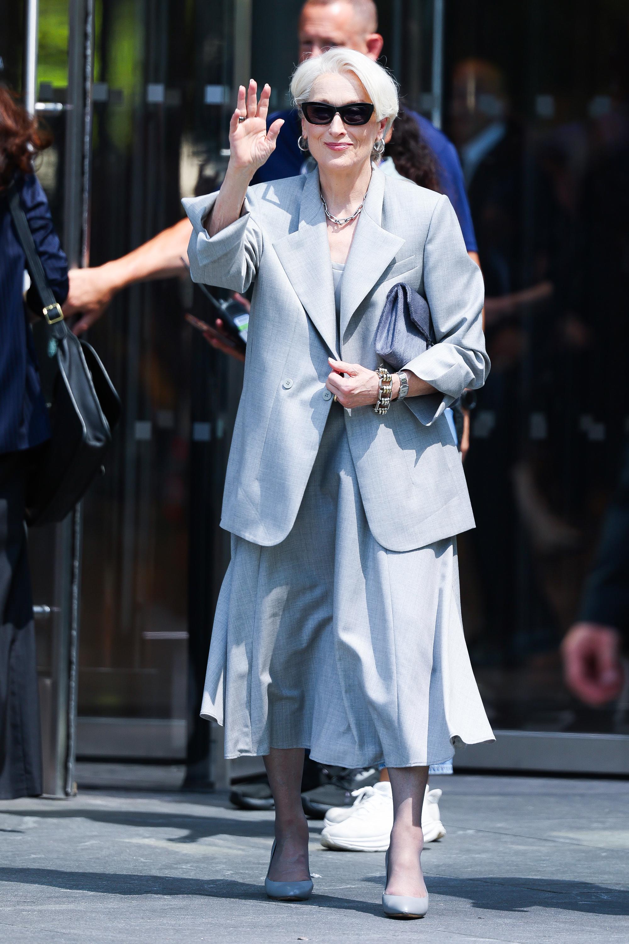 The Devil Wears Prada 2 op de set, met Meryl Streep in een grijze outfit