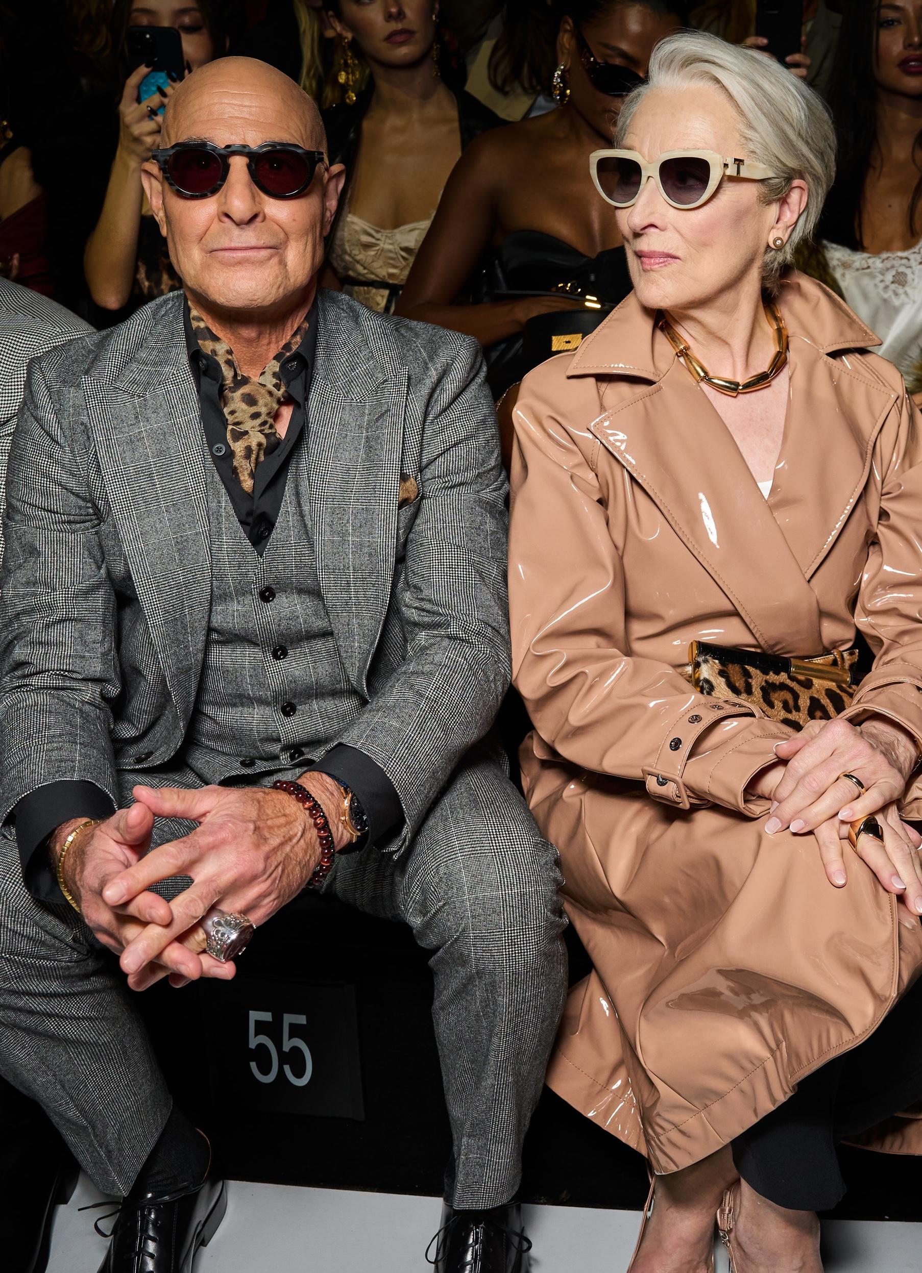 Stanley Tucci en Meryl Streep tijdens de opnames van The Devil Wears Prada 2 bij de show van Dolce & Gabbana.