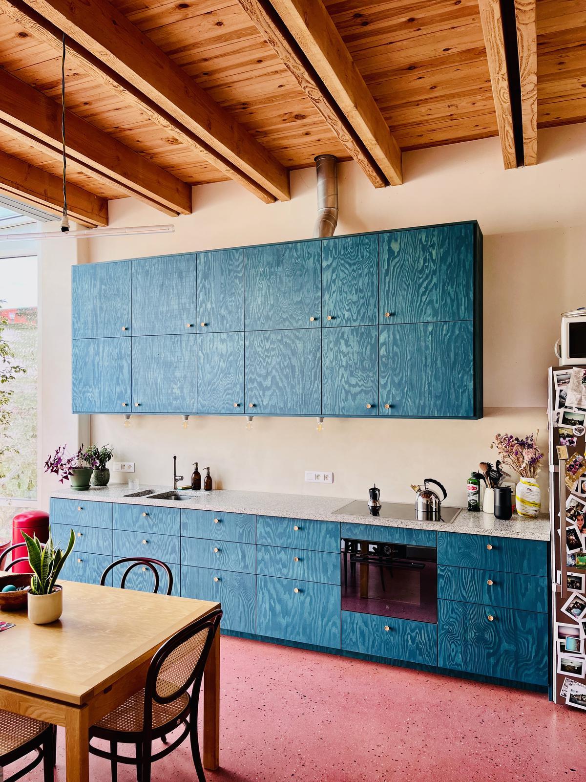 De keuken is compact gehouden.