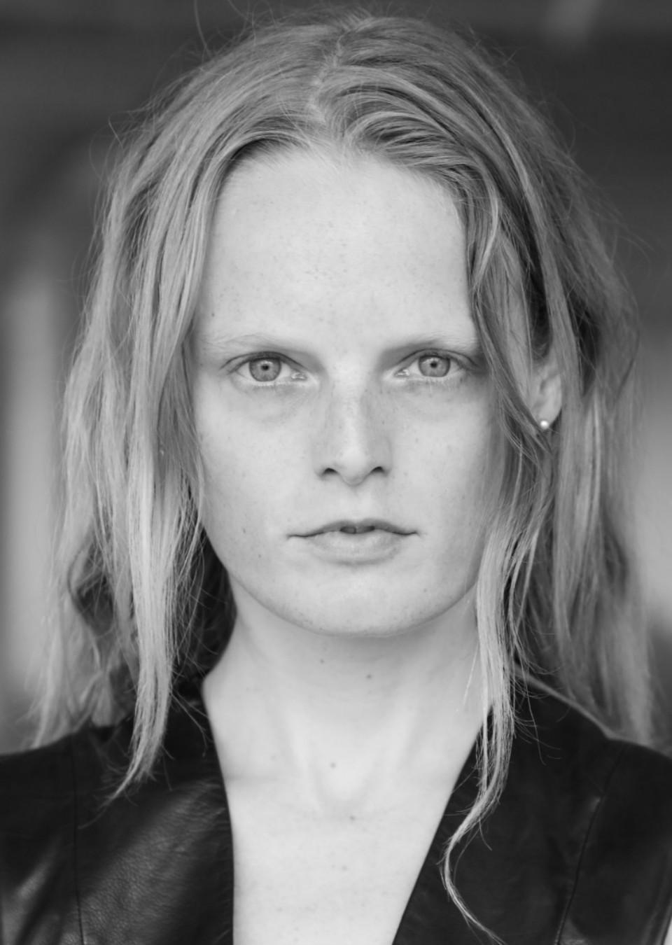 Zwart-wit portretfoto Hanne Gaby Odiele, een van de winnaars van de Belgian Fashion Awards 2025