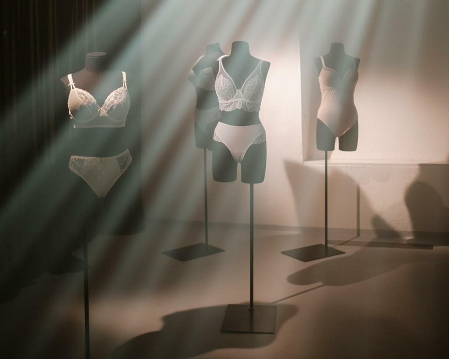 Ontwerper Tony Bland toont lingeriemode. tijdens Tijdloos Plezier.