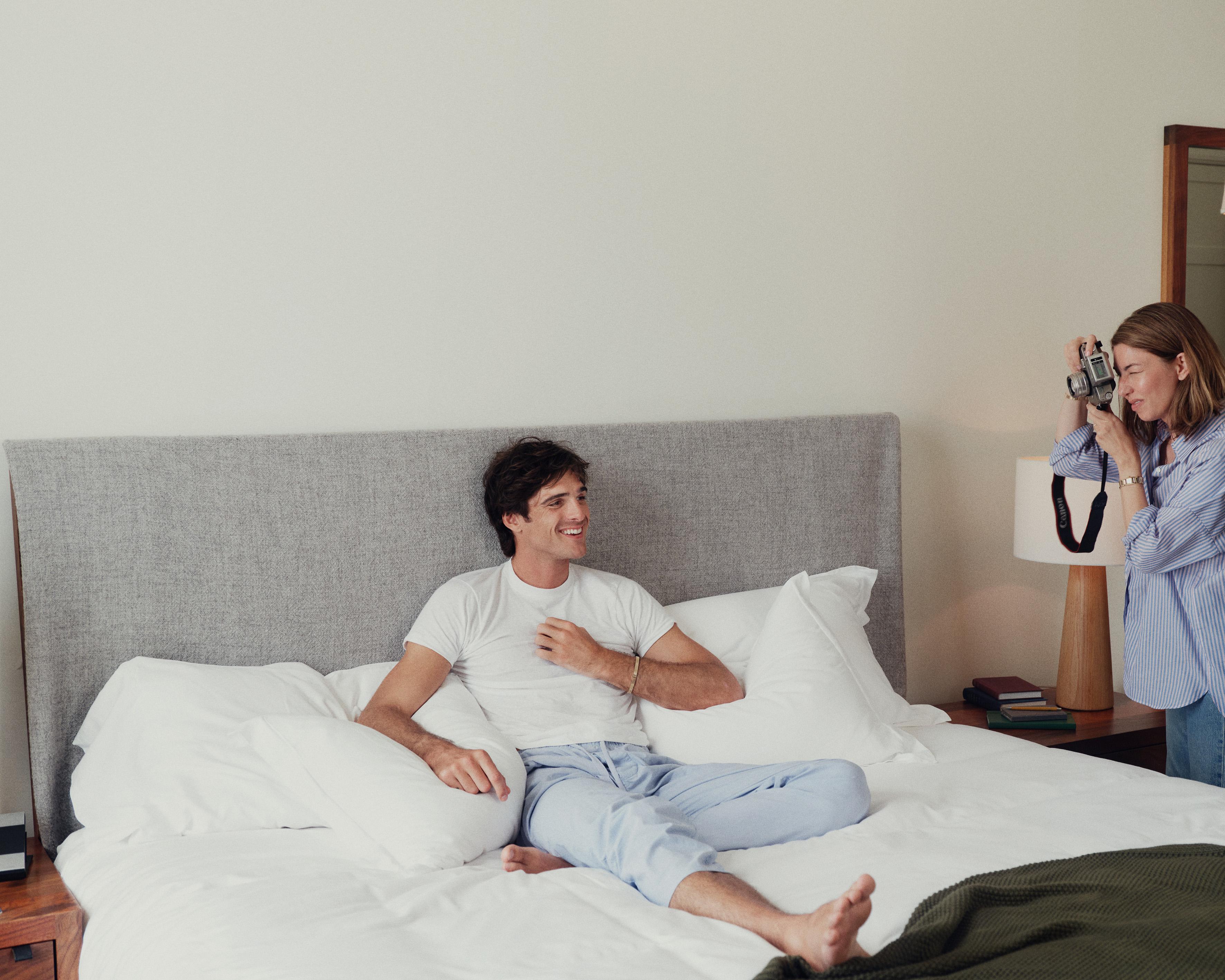 Backstagebeeld van de Love Unlimited campagne van Cartier met Jacob Elordi en Sofia Coppola.