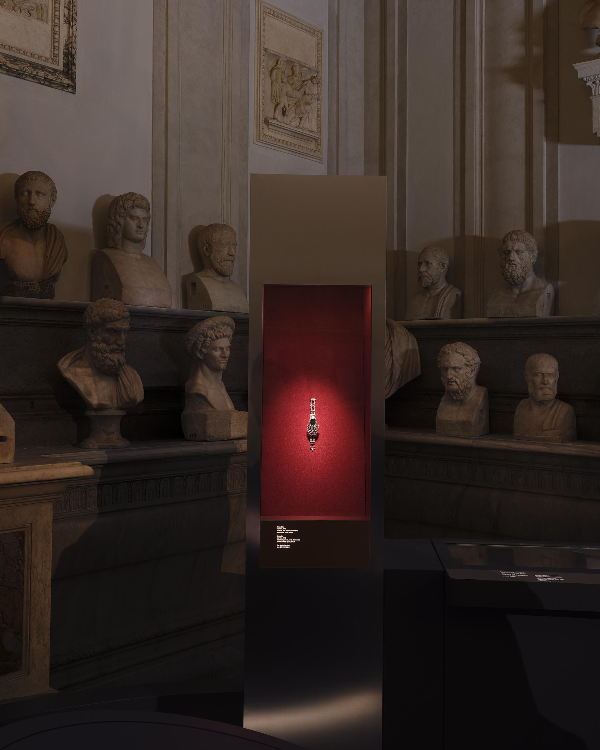 Expobeeld van de ‘Cartier & Myths at the Capitoline Museums’ in Rome.