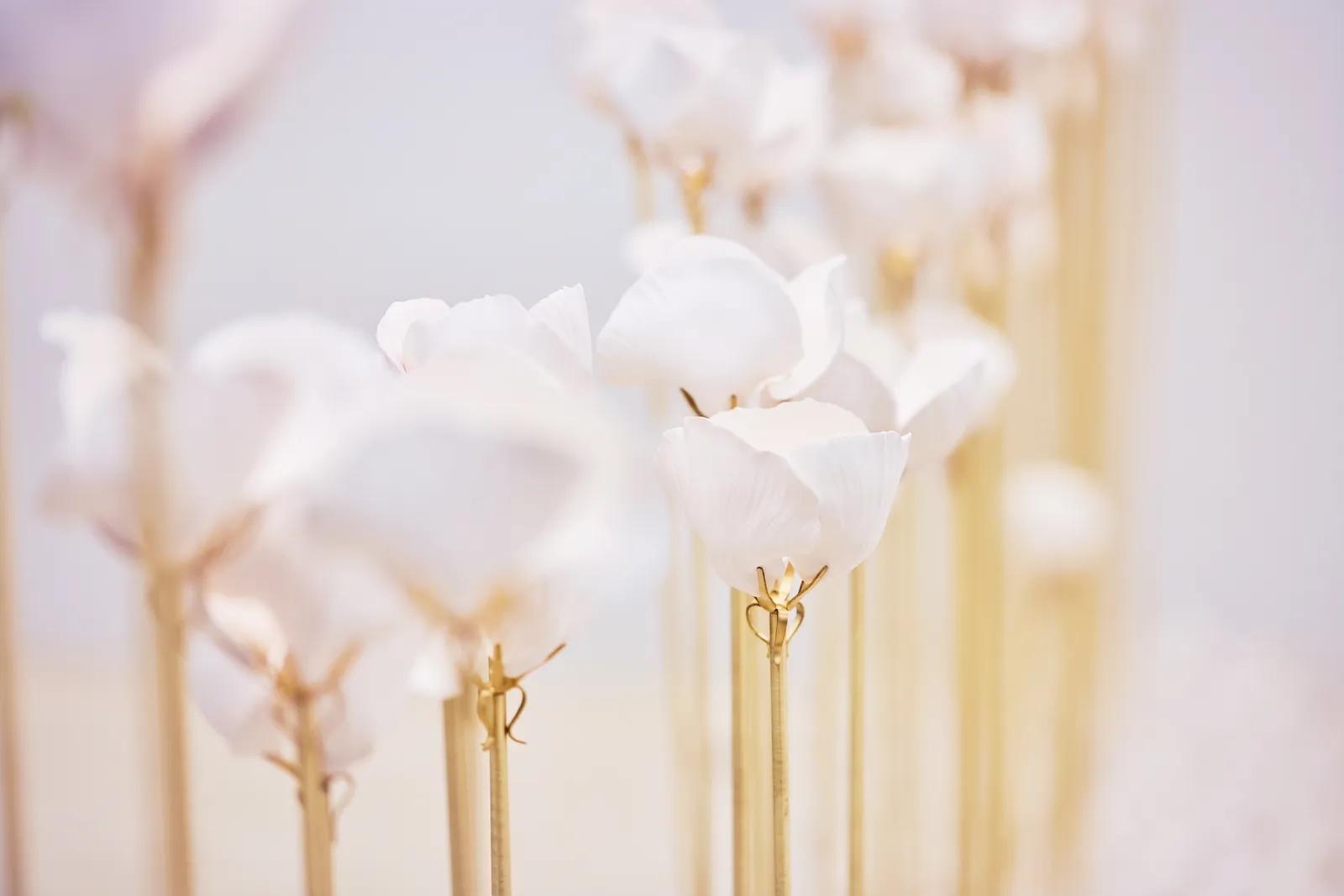 Aan de ingang van de expo 'Perfume, Sculpture of the Invisible' worden bezoekers verwelkomd door geparfumeerde rozen in porselein.