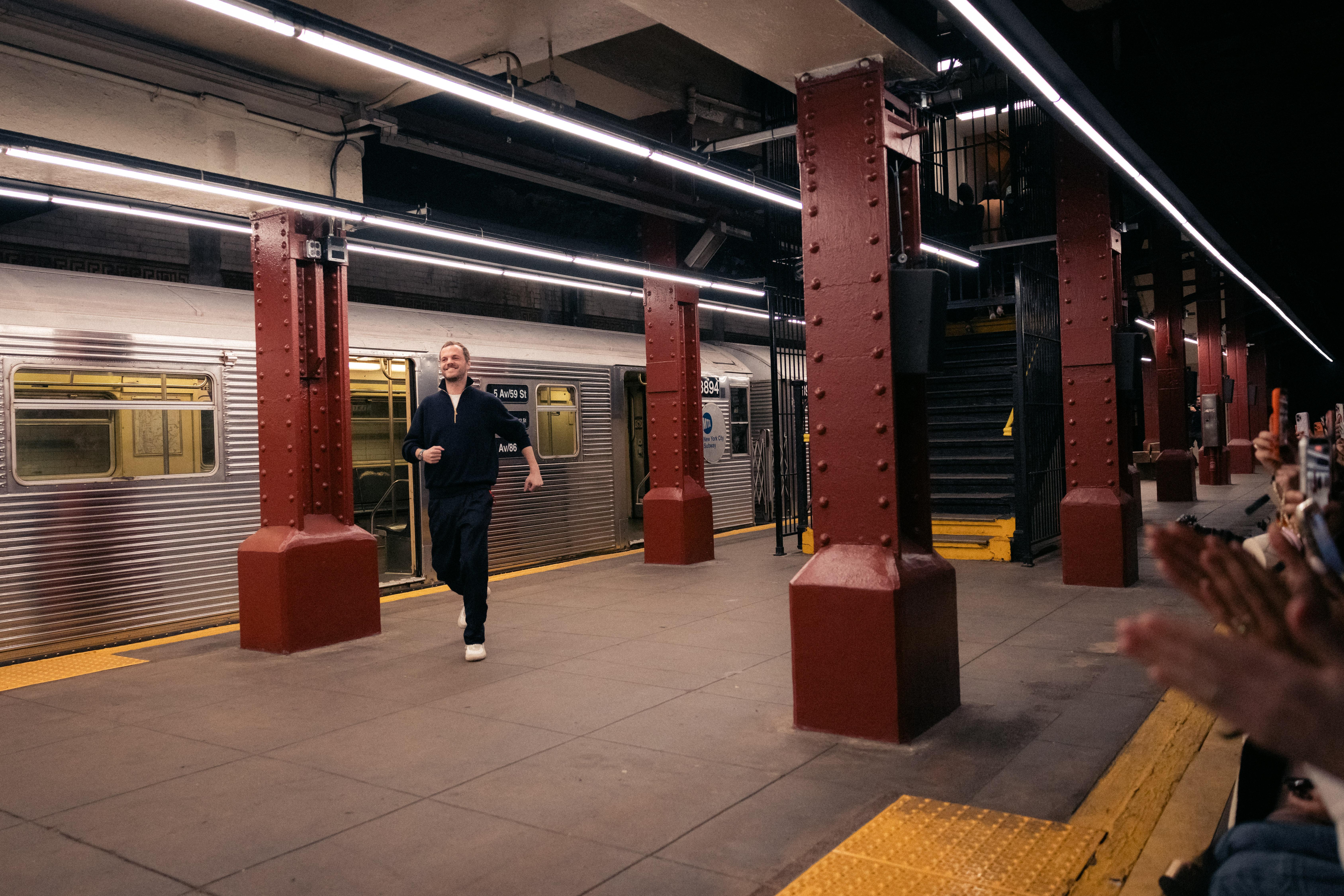Matthieu Blazy na afloop van de Métiers d'art-collectie 2026 van Chanel in New York