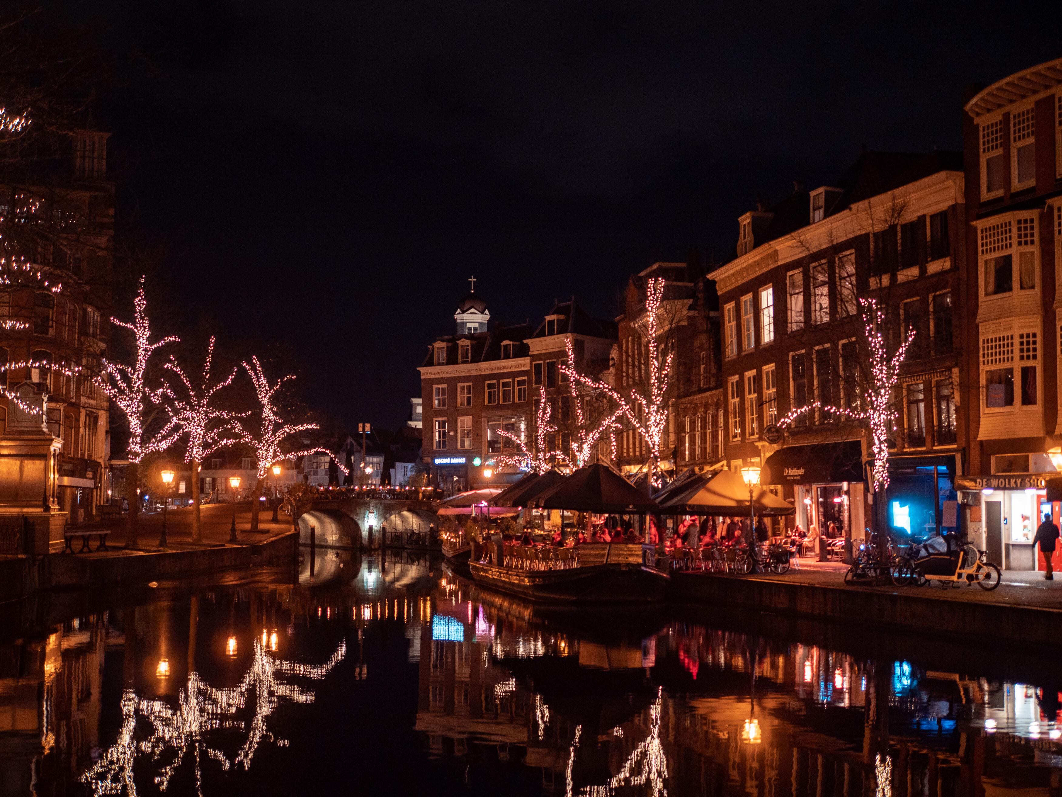 Een foto van de lichtjes in de binnenstad van Leiden