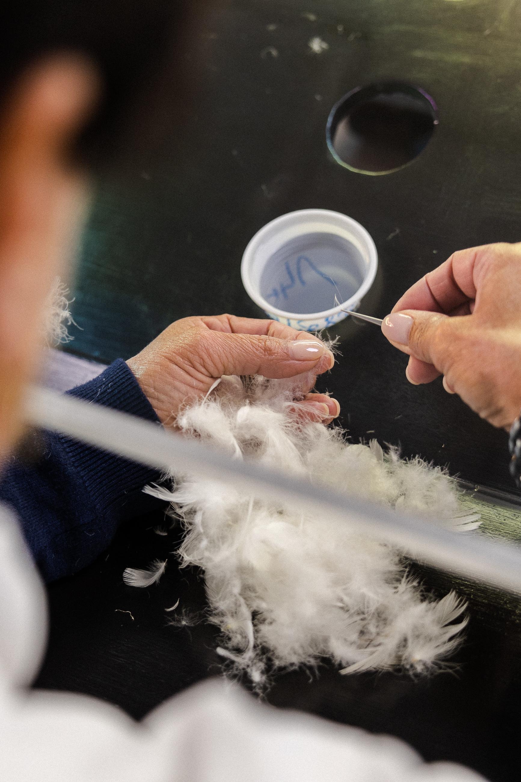 Een vrouw aan het werk in het atelier van Pyrenex in Saint-Sever