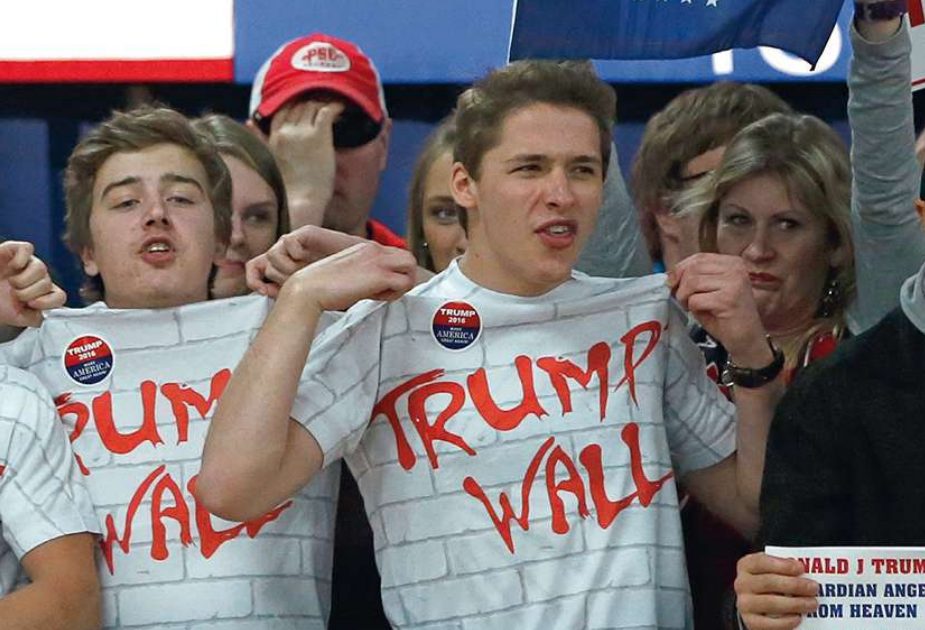 Aanhangers van Donald Trump demonstreren, volledig uitgedost in kleren en vlaggen die Trump steunen