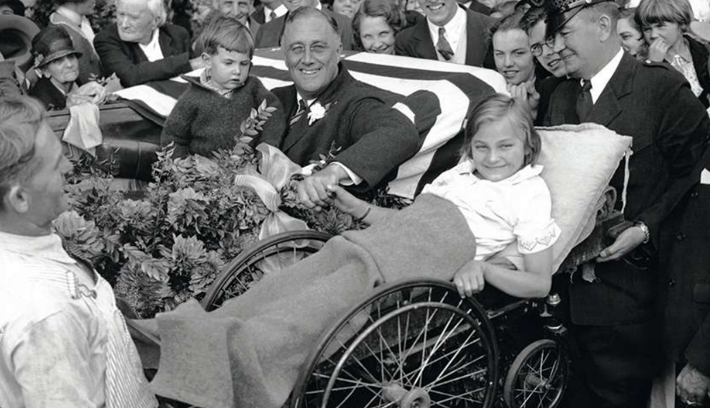 Franklin D. Roosevelt tijdens zijn eerste verkiezingscampagne in 1932 bij een bezoek aan het orthopedisch ziekenhuis van Seattle.