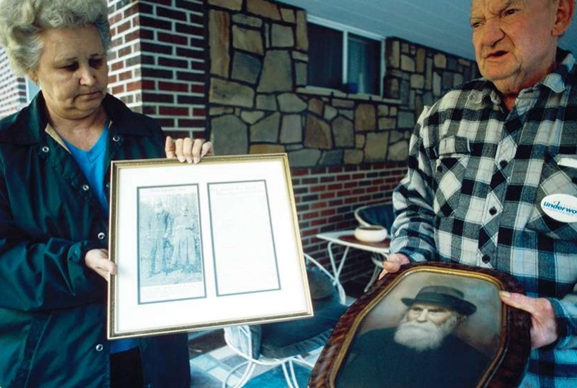 Foto van Arlene en Joe Jarrell, die af zouden stammen van de eerste blanke kolonisten in Raleigh County en dat tonen met foto's