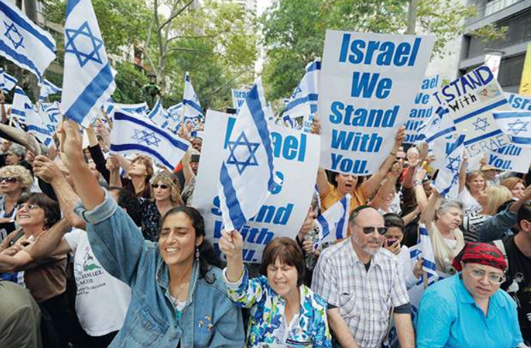 Foto van betogende mensen met vlaggen van Israël, in New York in 2011