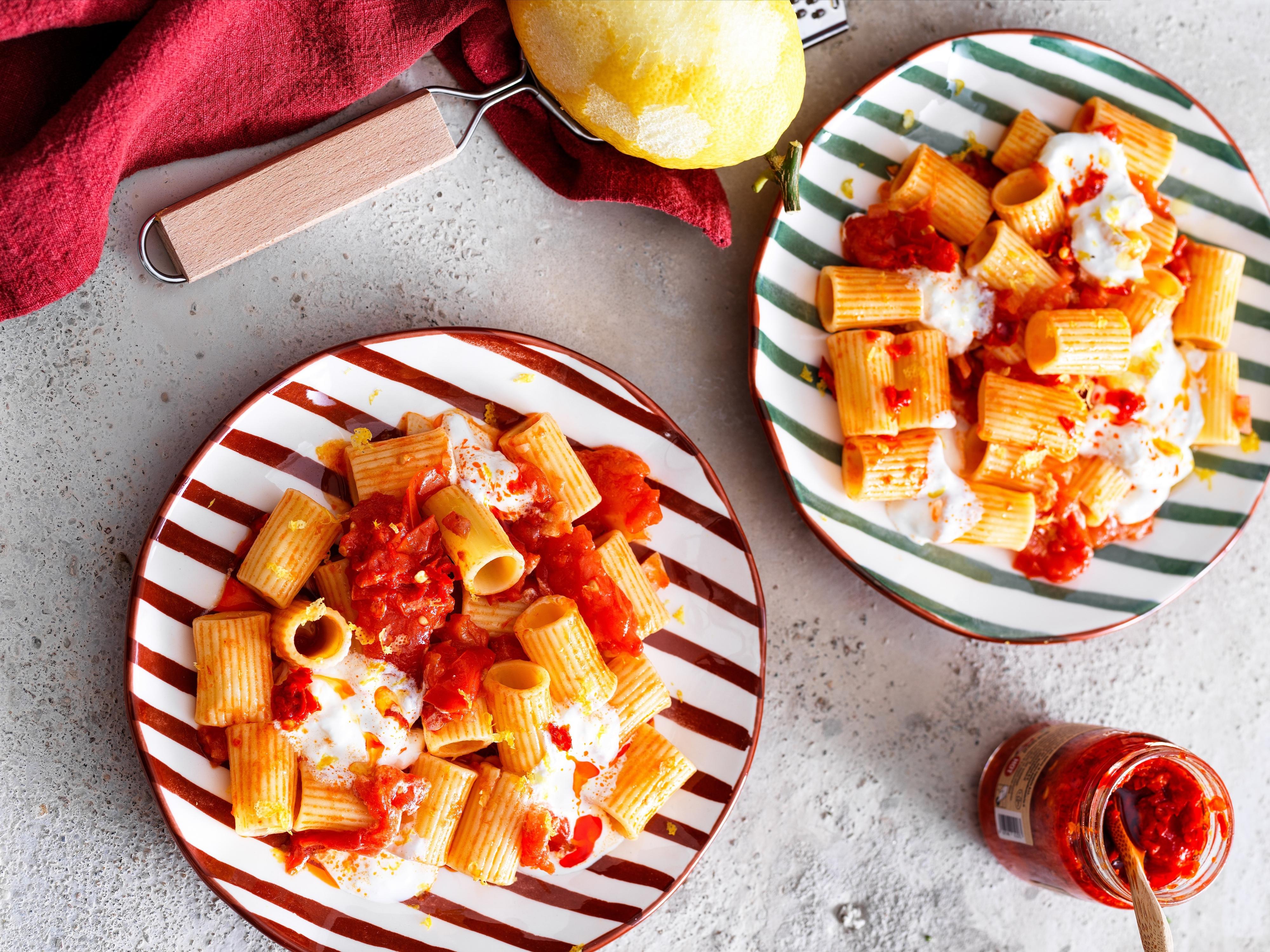 recepten met tomaat - Rigatoni met pittige tomatensaus met 'nduja, stracciatella en citroen