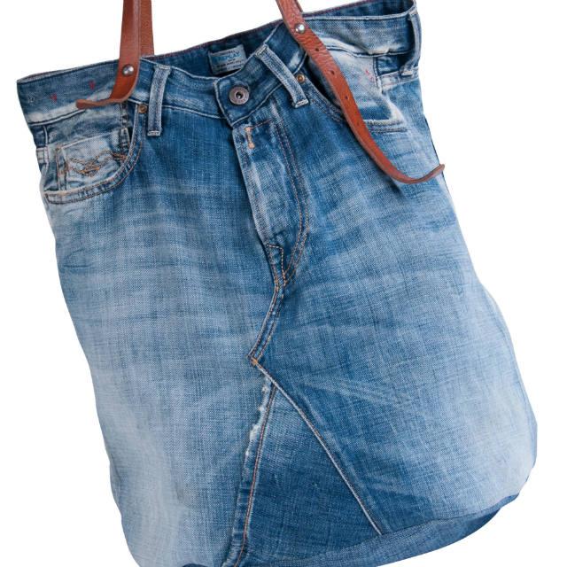 Jeansbroeken krijgen een tweede leven als handtassen