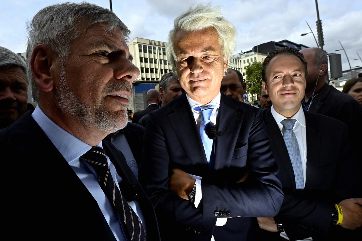 Filip Dewinter (Vlaams Belang), Geert Wilders (PVV) en Sam van Rooy (Vlaams Belang) op 13 mei 2022 in Molenbeek.